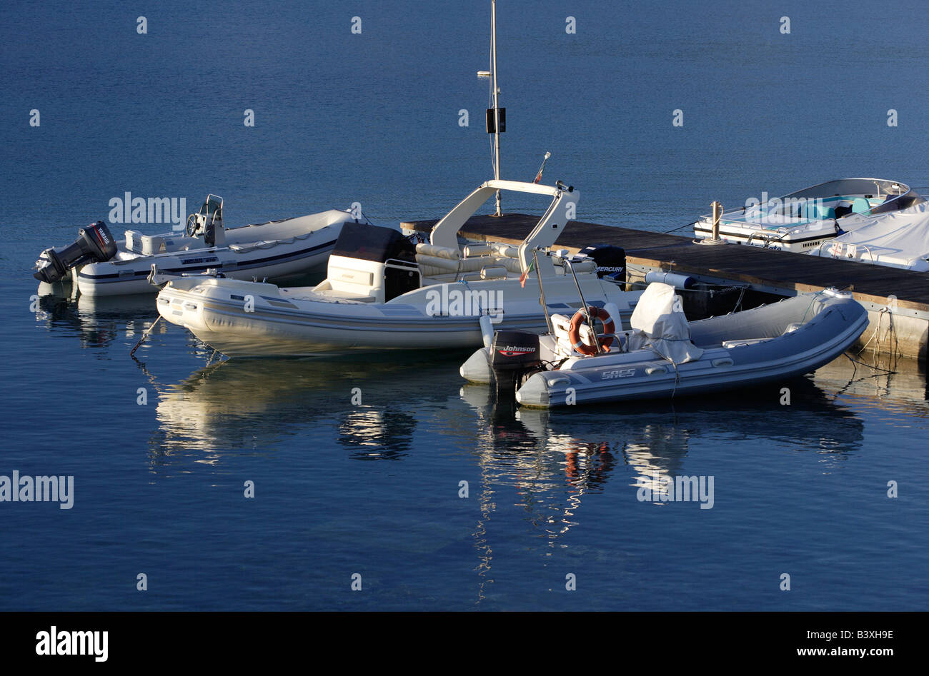 Bateaux amarrés à un ponton Banque D'Images