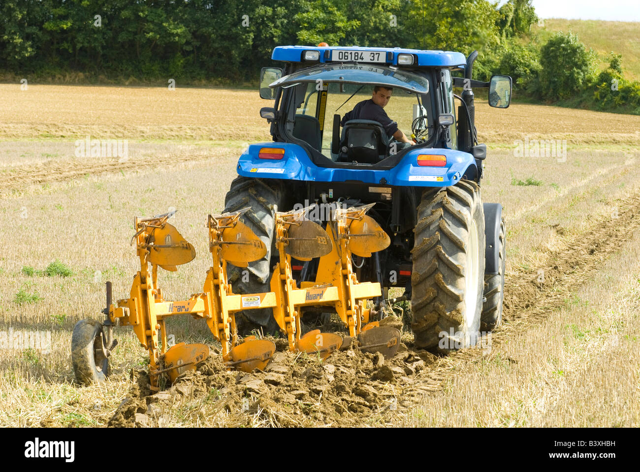 Tracteur New Holland avec Huard charrue double hydraulique au labour, Indre-et-Loire, France. Banque D'Images