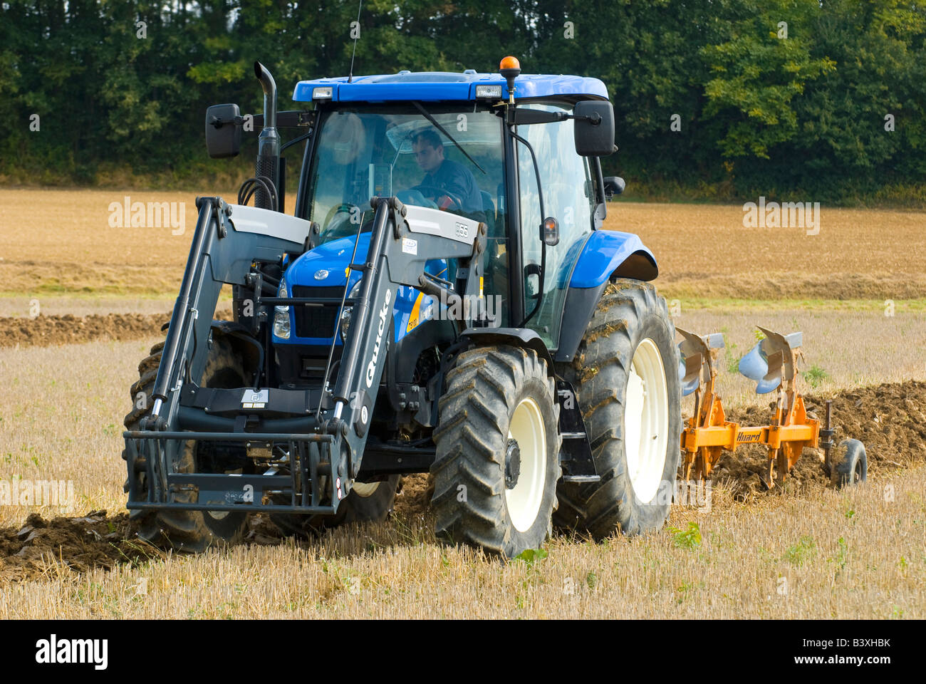 Tracteur New Holland avec Huard charrue double hydraulique au labour, Indre-et-Loire, France. Banque D'Images