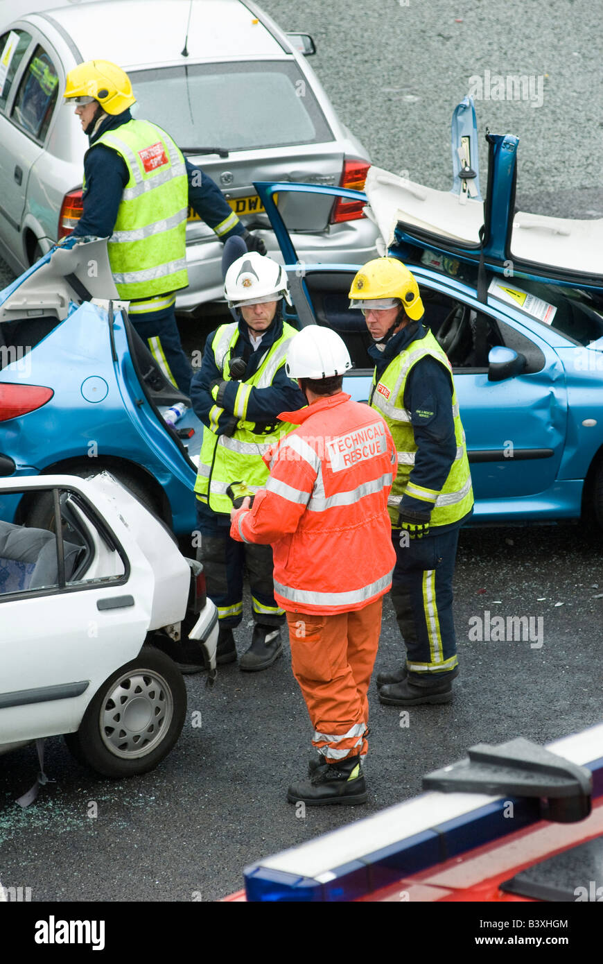 Les services d'urgence participant à un méchant accident de la circulation sur l'autoroute m1 dans les Midlands uk Banque D'Images