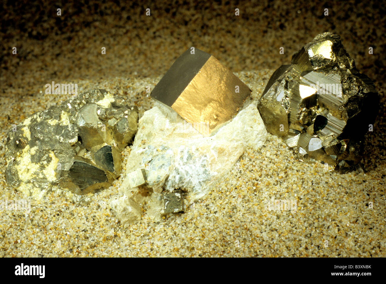 La pyrite, sulfure de fer, de pyrite de fer, l'or des fous (FeS), l'agrégat de cristal sur le sable Banque D'Images