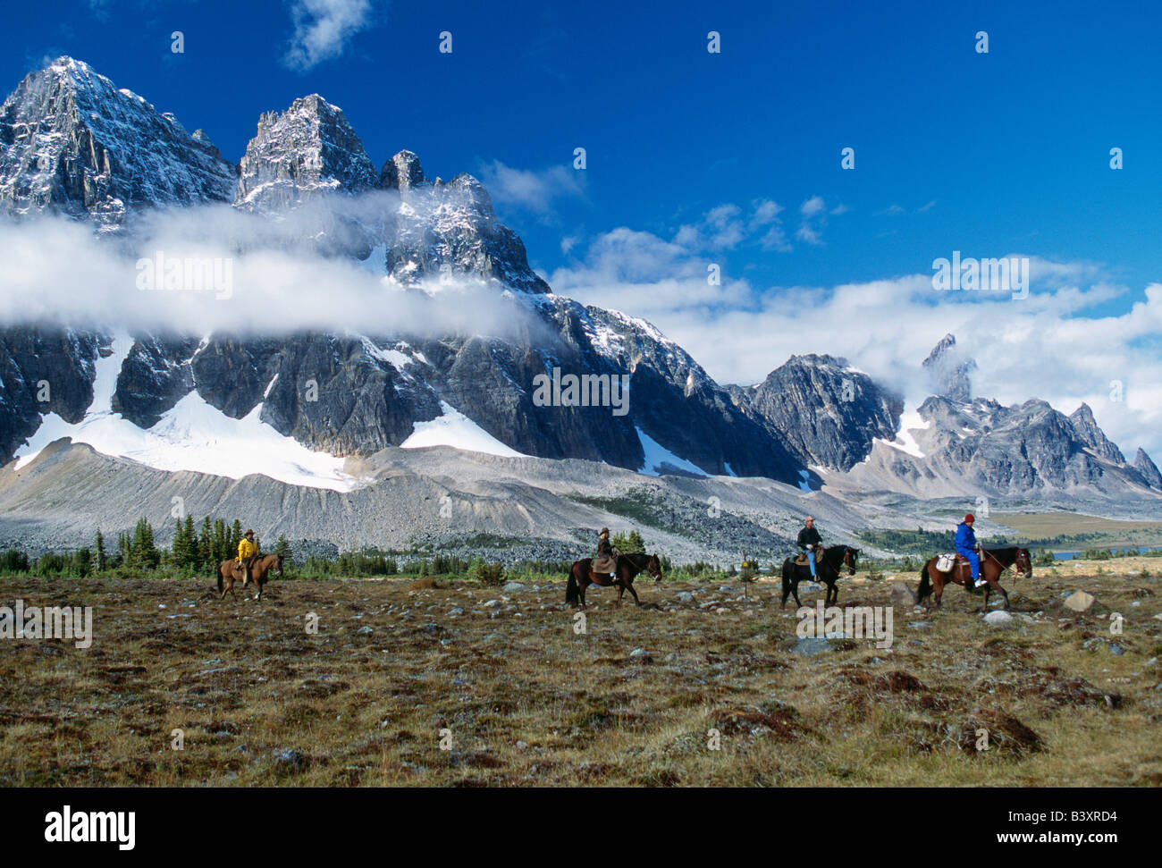 Outdoorsman à cheval près de lac Amethyst, Jasper National Park, Alberta, Canada Banque D'Images