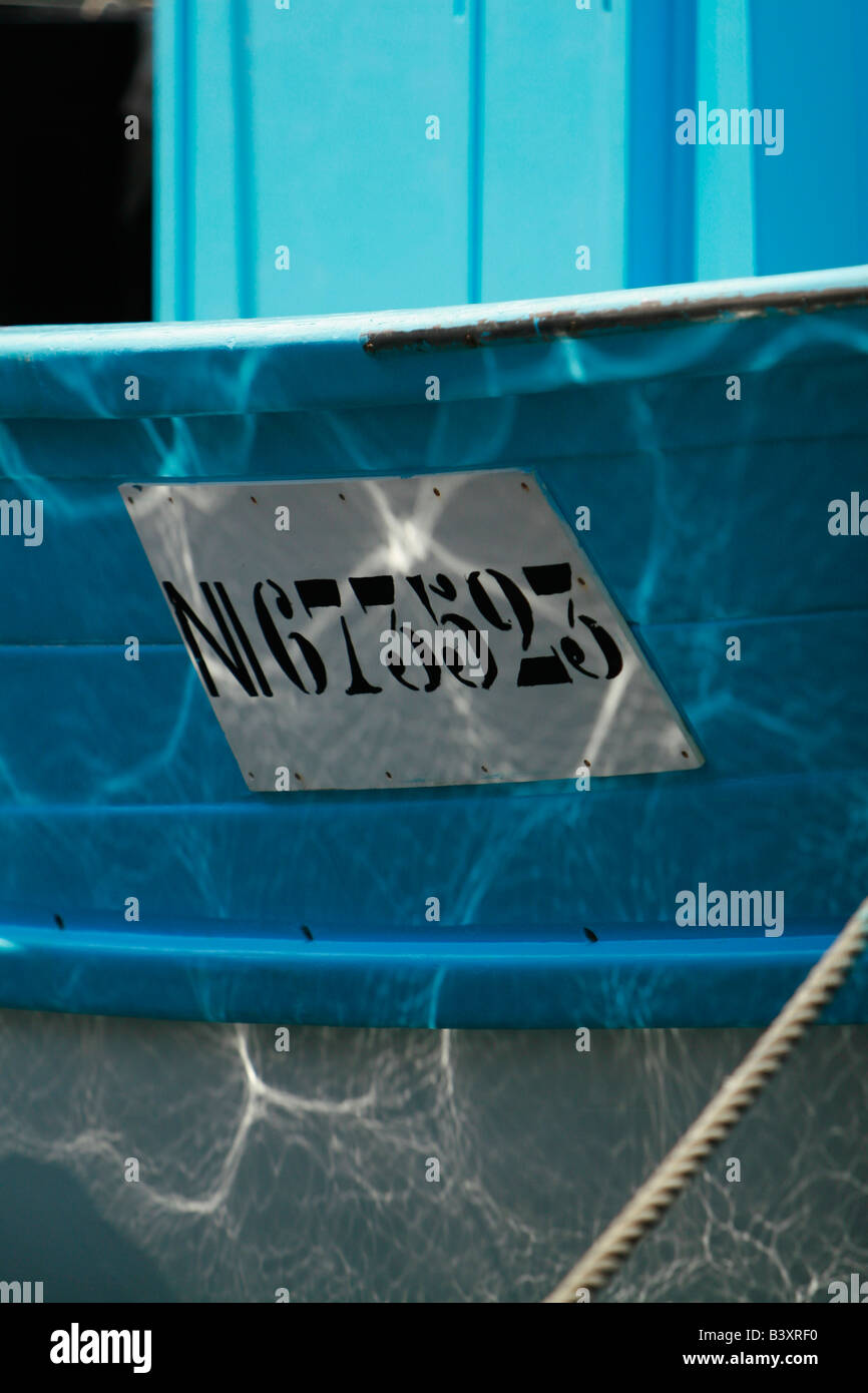 Bleu Bateau Nombre en Français Harbour avec de l'eau reflet Banque D'Images