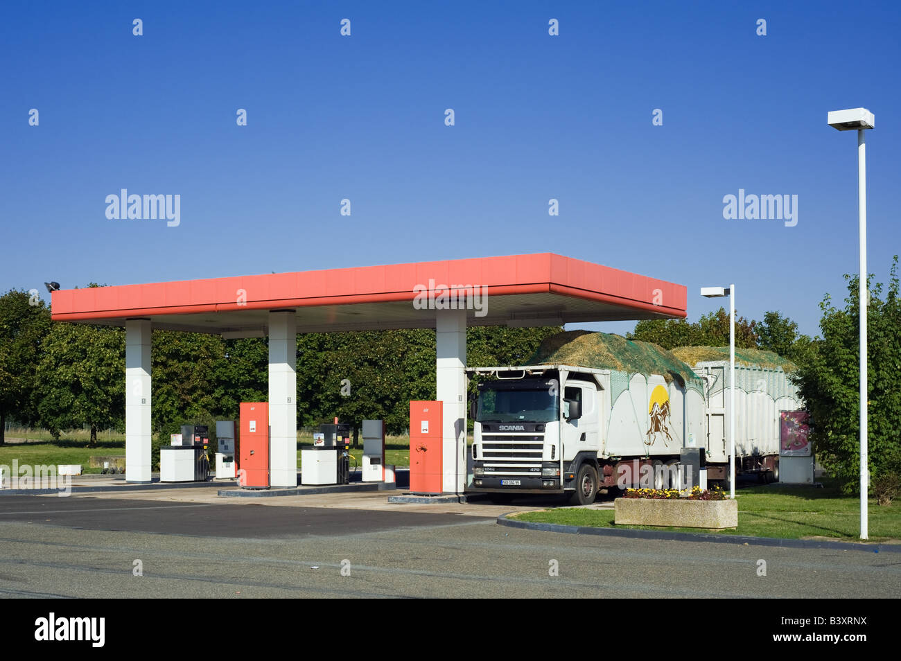 Camion à la station-service Bretagne France Europe Banque D'Images