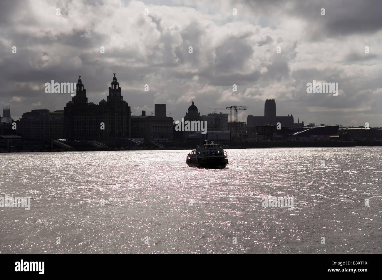 Le Mersey Ferry Iris Royal approchant Seacombe pied Ferry de Liverpool comme les approches d'une tempête Banque D'Images