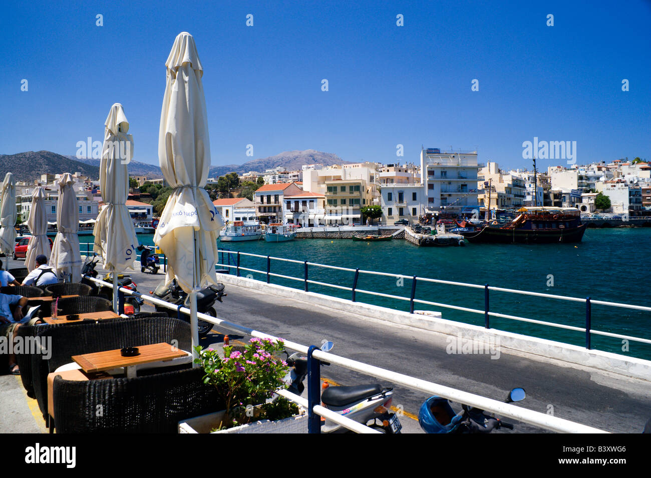 Taverna et le port d'Aghios Nikolaos Crete Grèce Banque D'Images