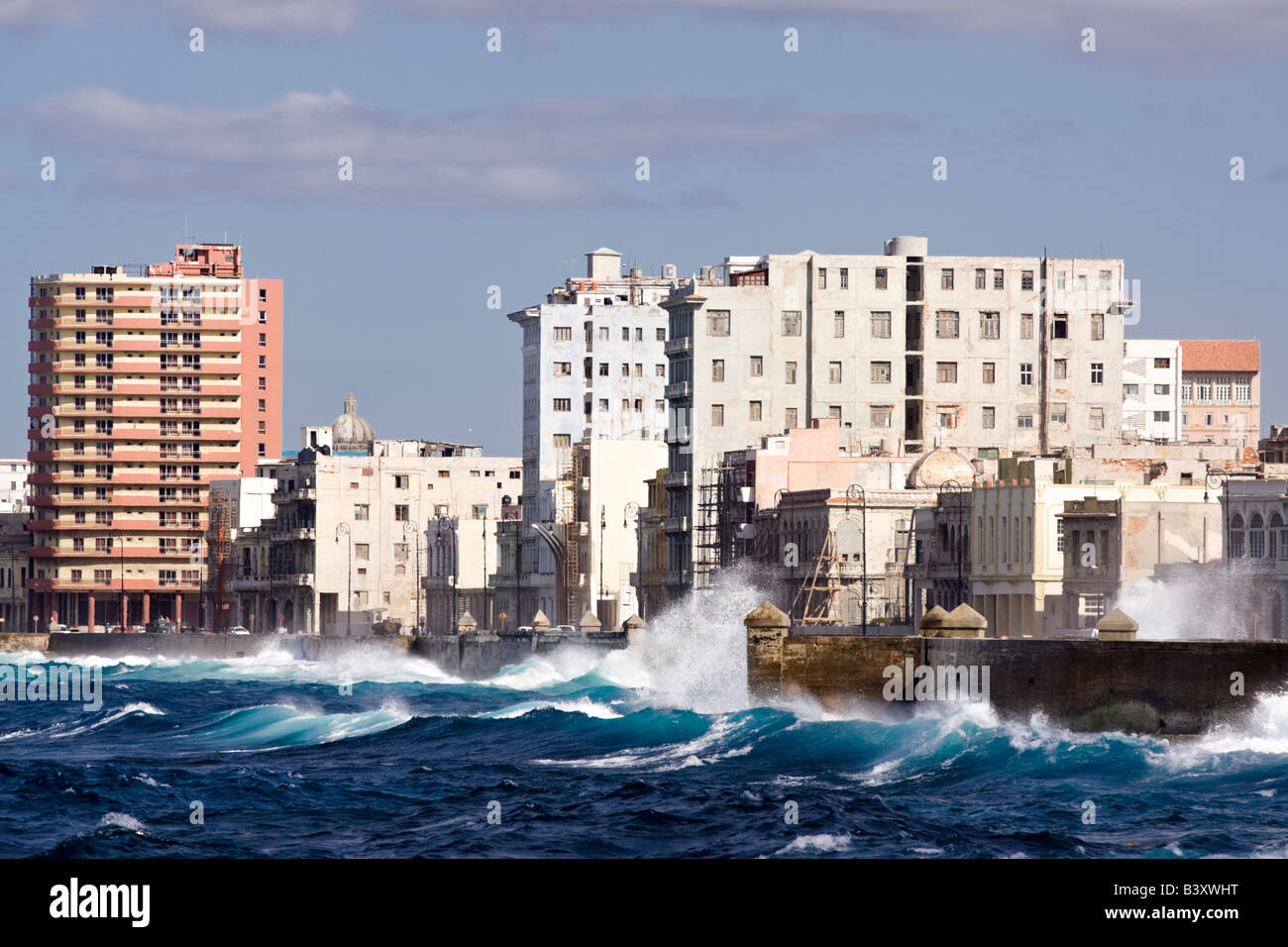 Broyage sur Melacon vagues. La Havane. Cuba. Banque D'Images