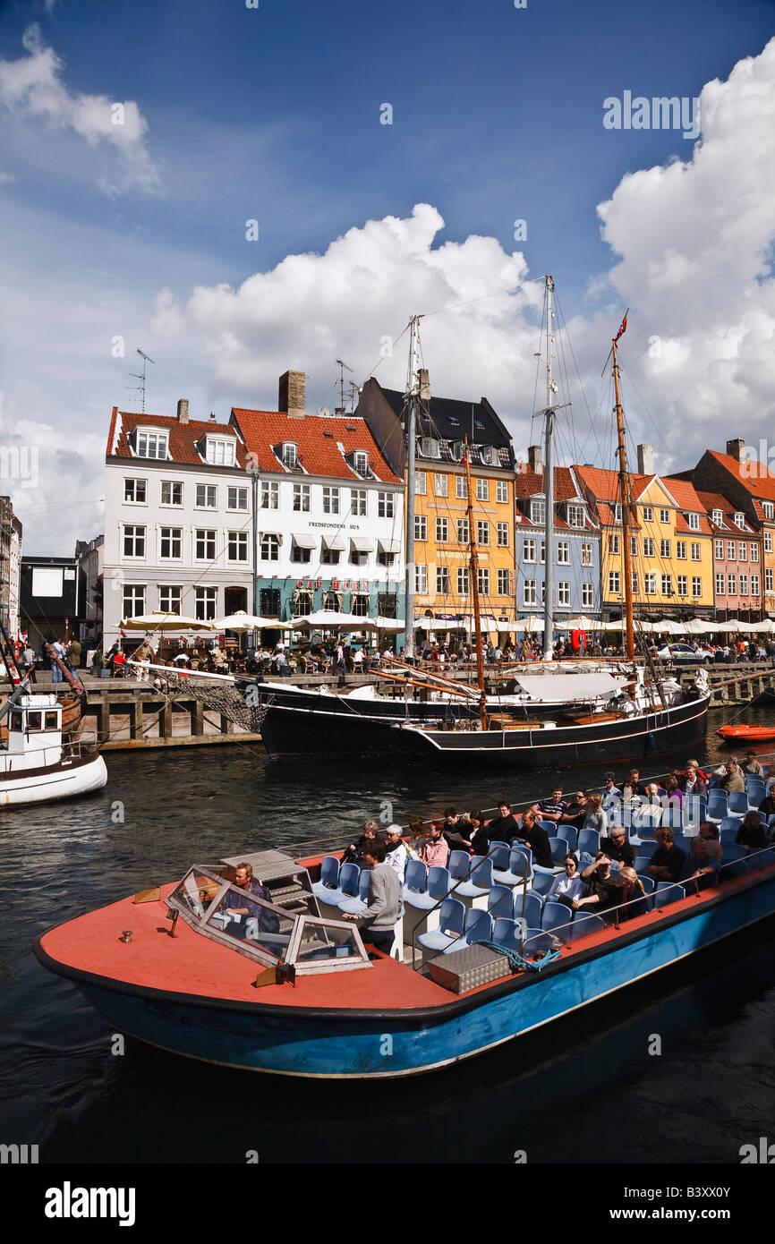 Bateau de tourisme dans la région de Nyhavn, Copenhague, Danemark Banque D'Images