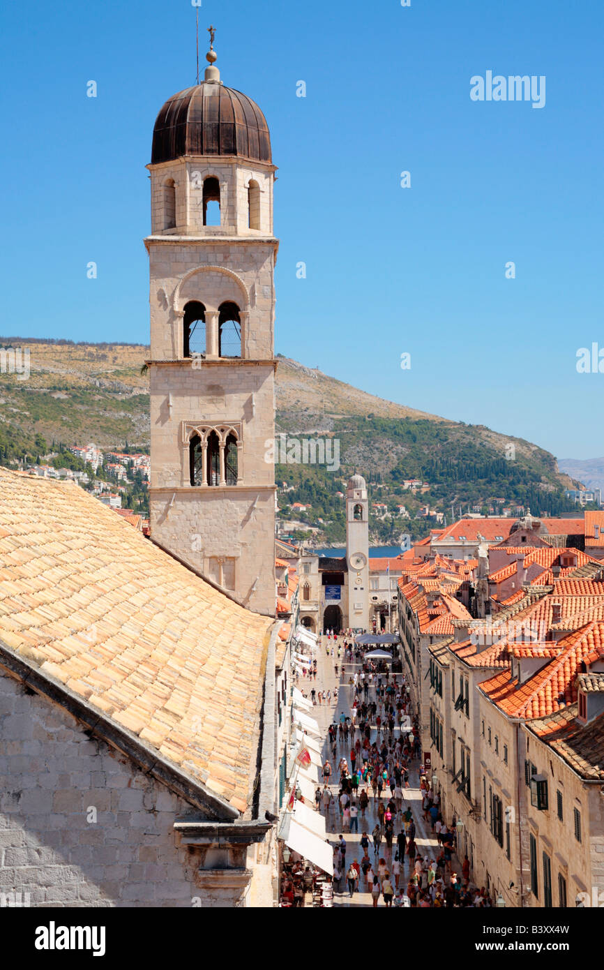 Monastère franciscain et la rue principale Stradun dans la vieille ville de Dubrovnik, en République de Croatie, l'Europe de l'Est Banque D'Images