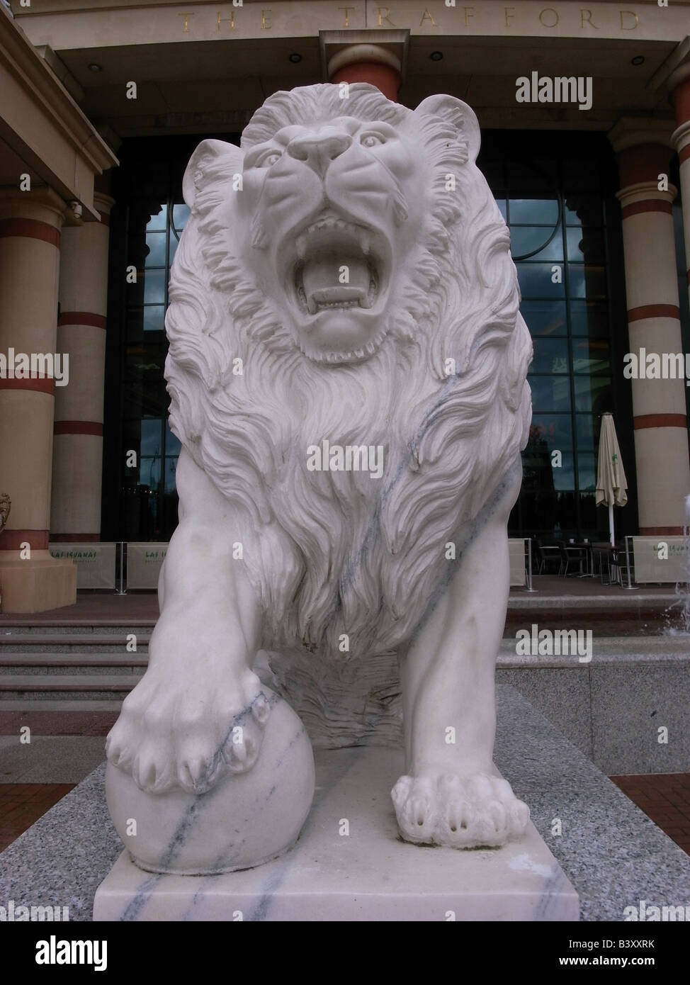 Statue Lion garde entrée de centre commercial, retail park Trafford, Manchester, Angleterre,United Kinkdom Banque D'Images