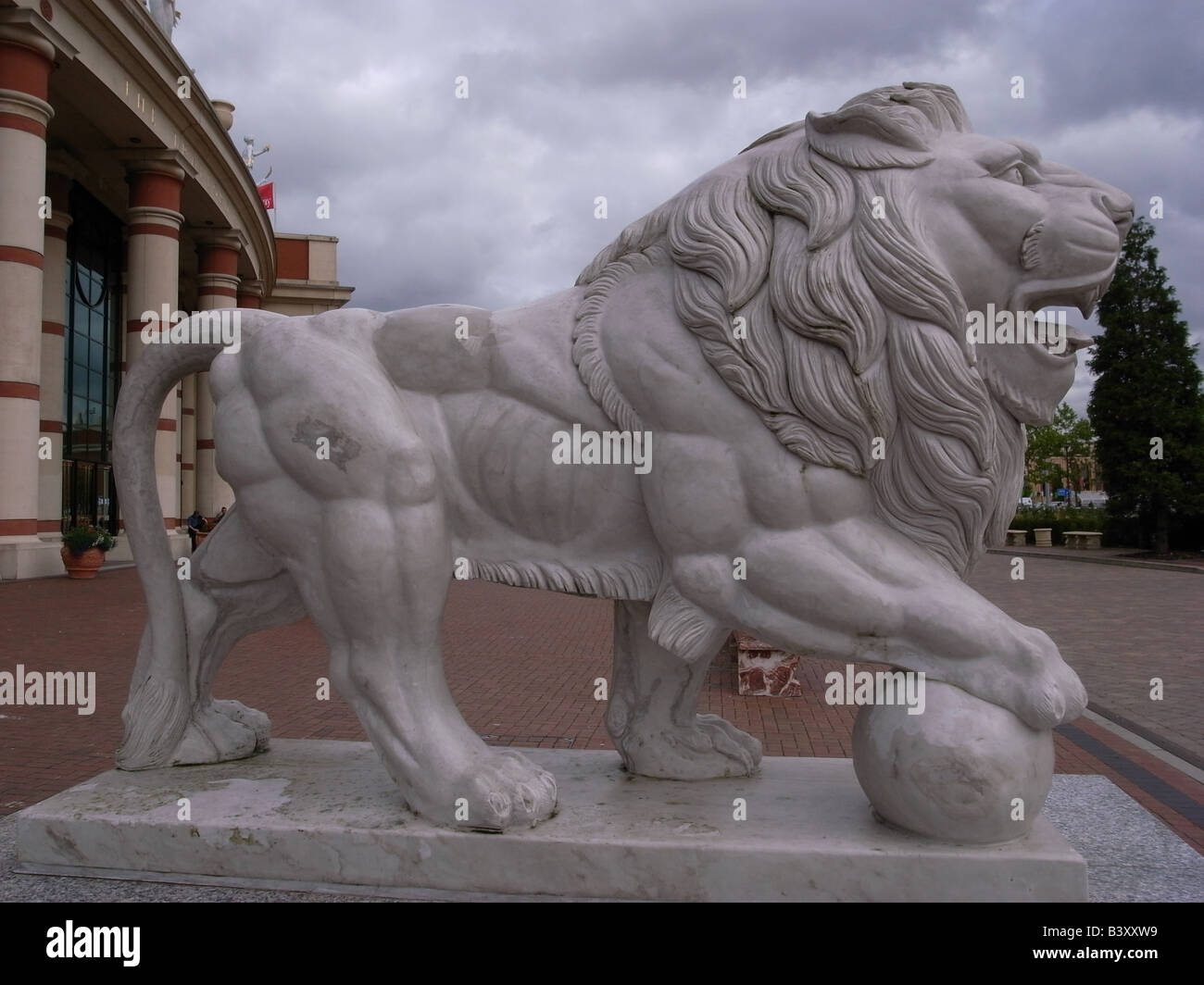 Statue Lion garde entrée de centre commercial, retail park Trafford, Manchester, Angleterre, Royaume-Uni Banque D'Images