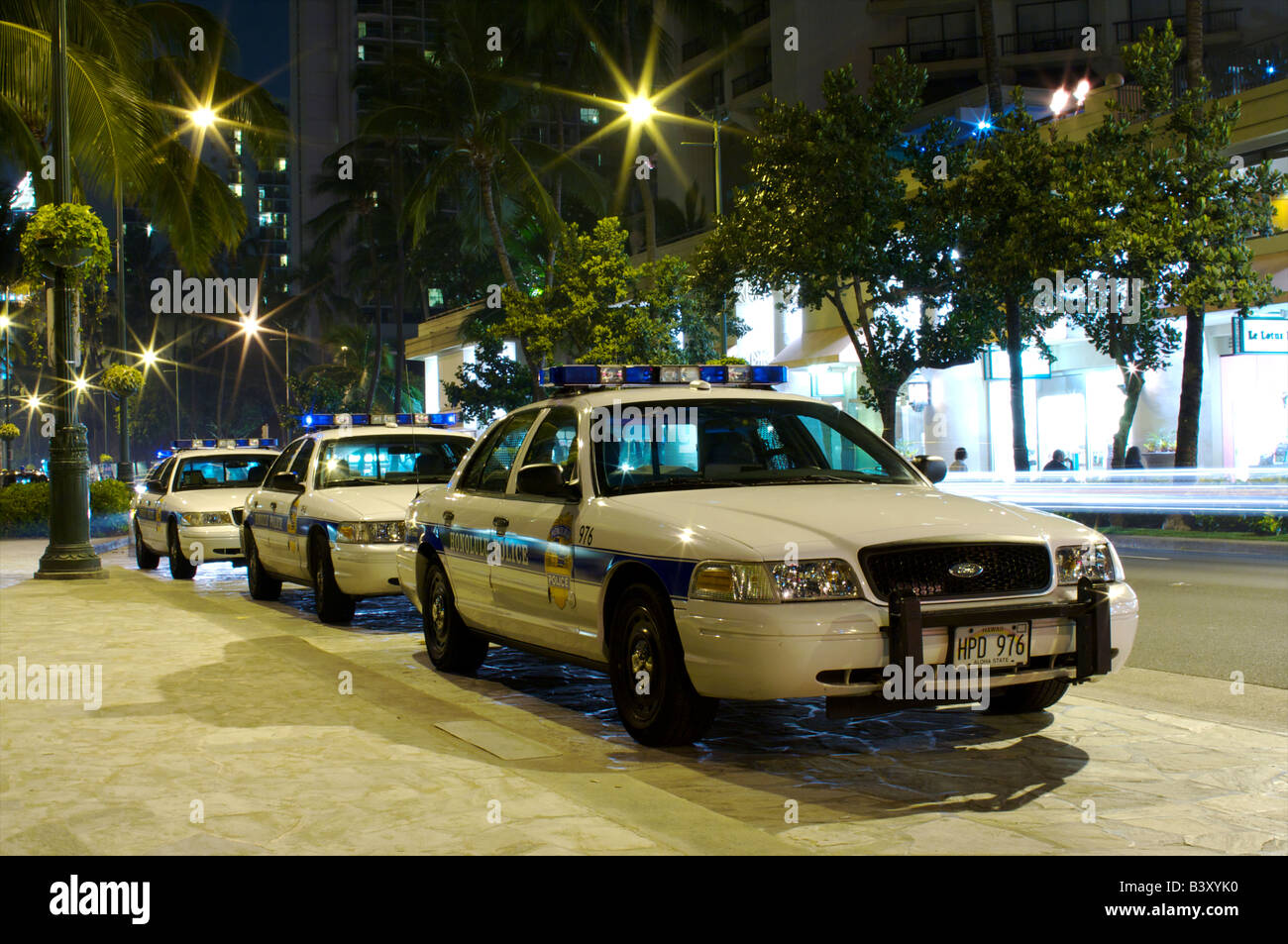 Voitures de police alignées infont de Waikiki Honolulu PD s le 16 mai 2008 postes électriques Banque D'Images