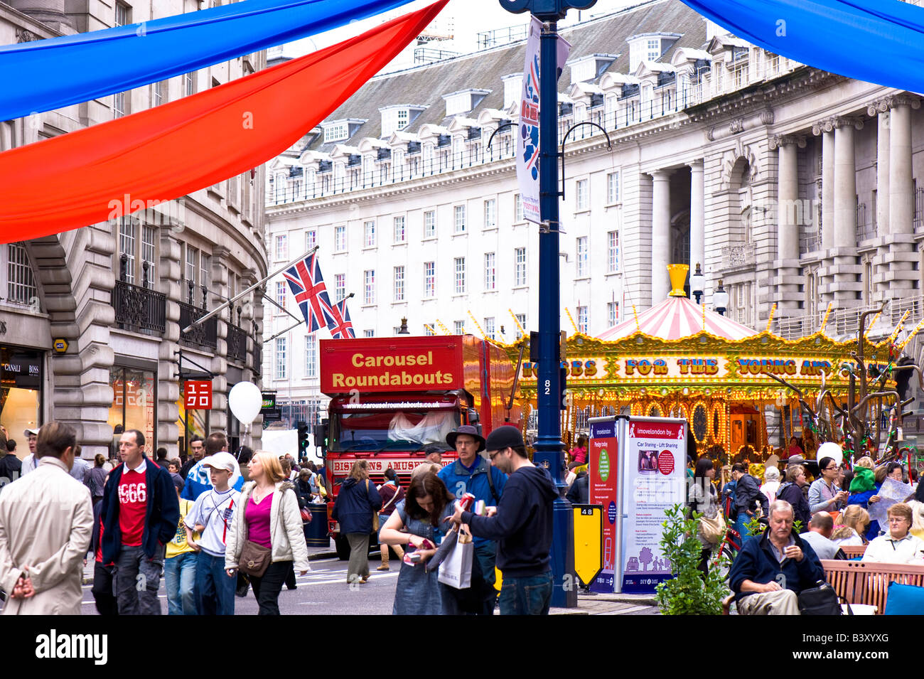 Les gens se promener à Regent Street Festival Londres W1 United Kingdom Banque D'Images