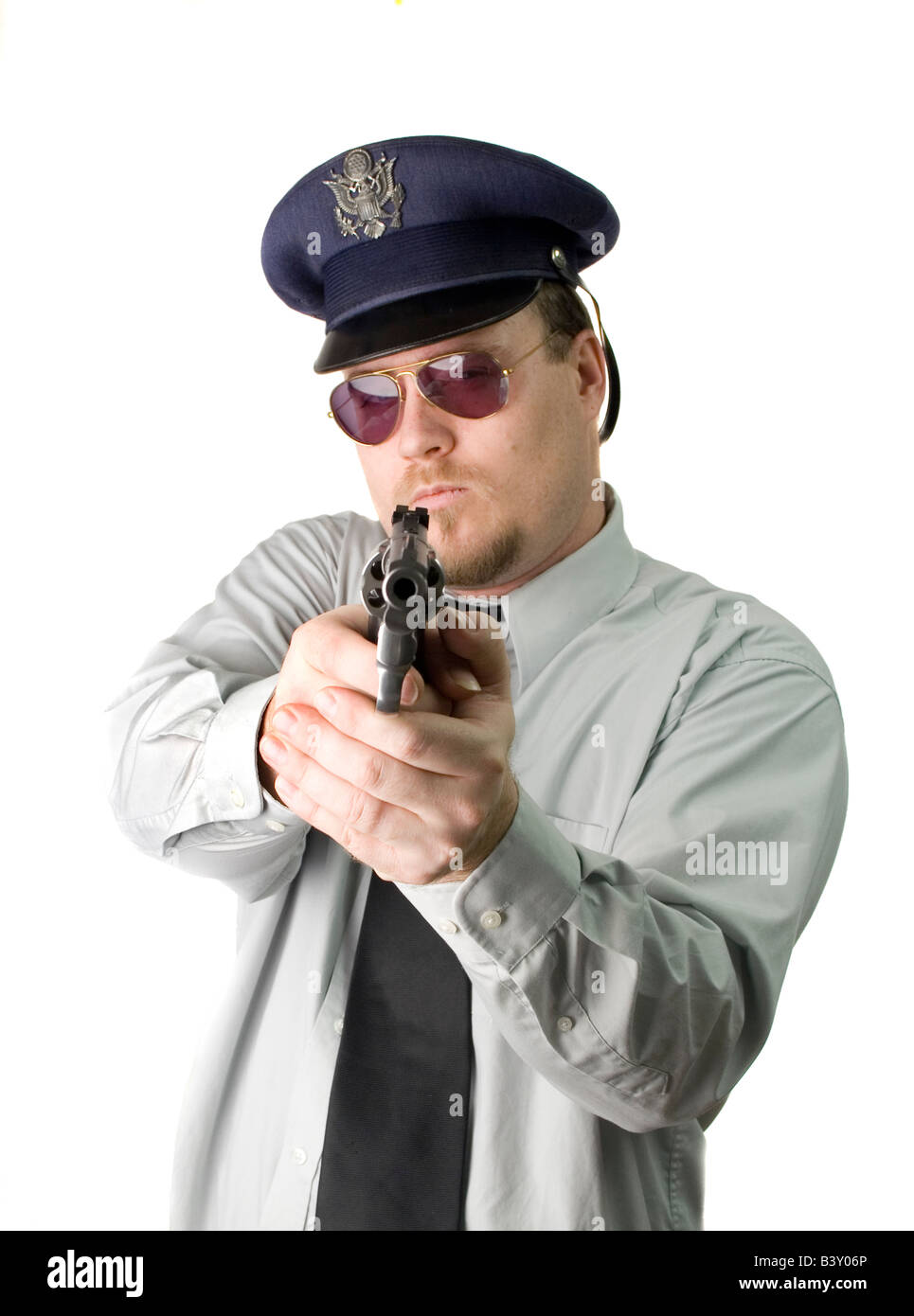 Un agent de police l'arme au poing, isolated on white Banque D'Images