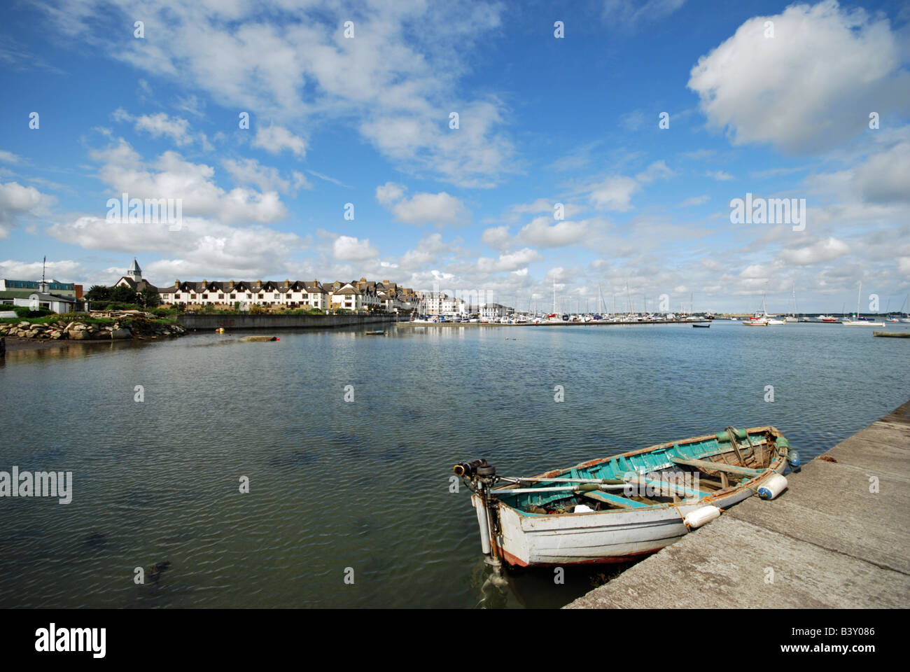 L'estuaire à Malahide, Co Dublin, Irlande, en regardant vers la Marina Village. Banque D'Images