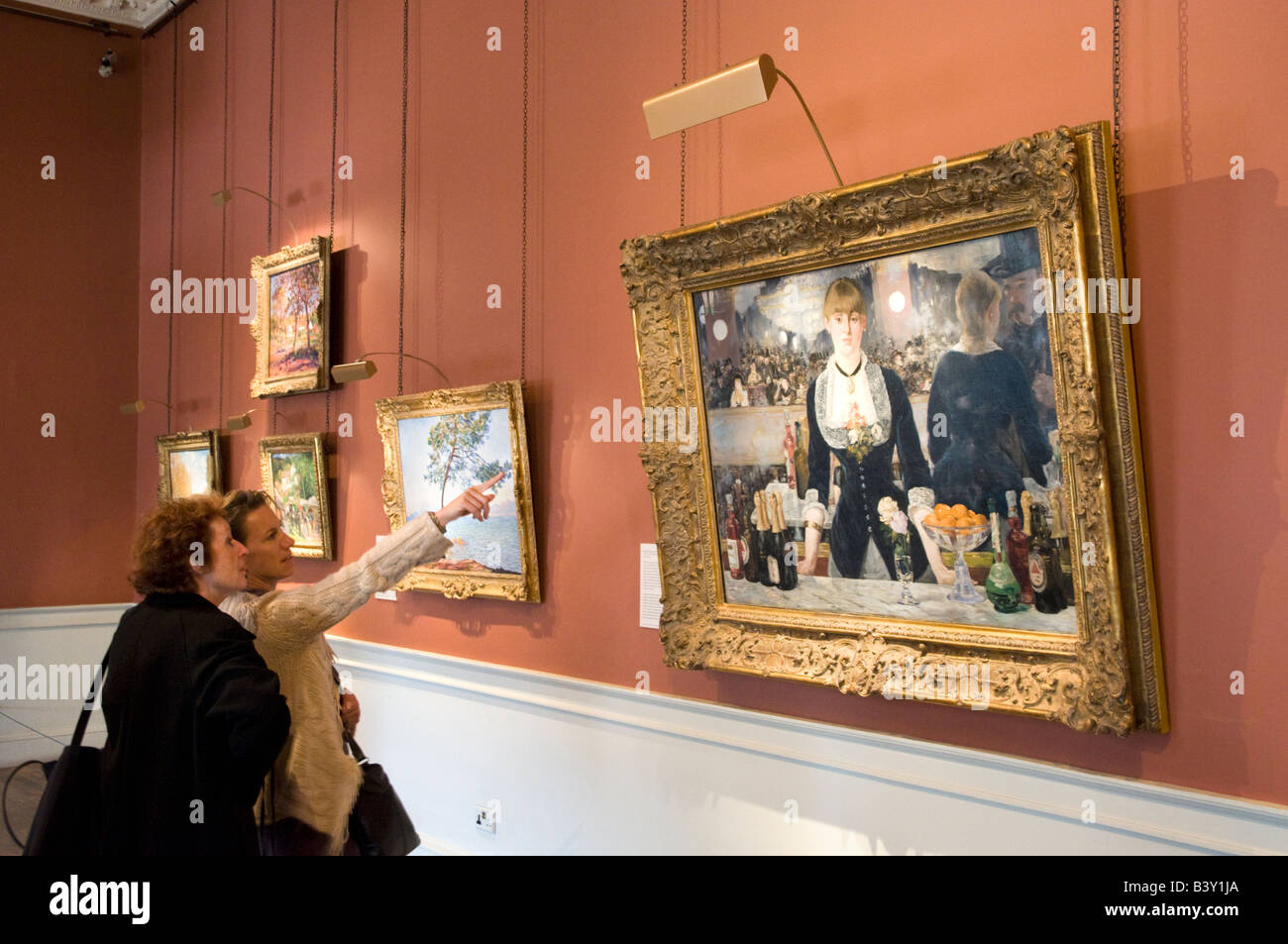 Les visiteurs de la Courtauld Gallery à dans un bar aux Folies Bergère par Edouard Manet, London, England, UK Banque D'Images