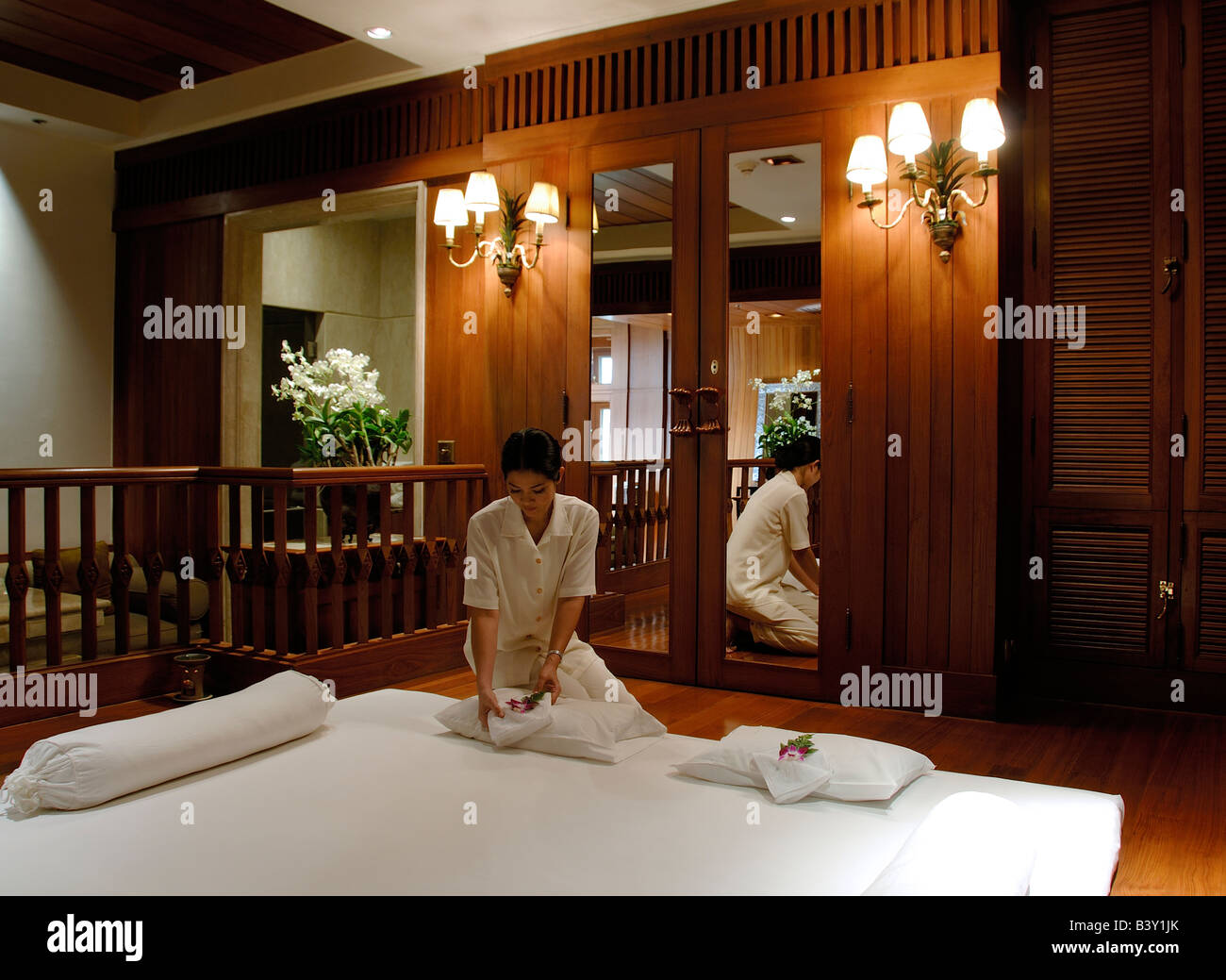 Le Spa de l'Oriental. Maison de style thaï, joliment sculpté en bois de teck doré. Massothérapeute préparer la chambre double. Banque D'Images