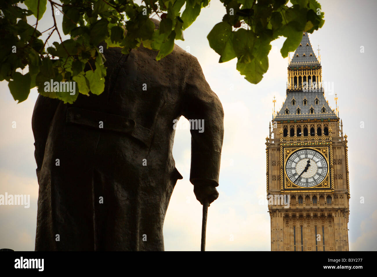 Statue de Winston Churchill à la place du Parlement, Londres, Angleterre Banque D'Images