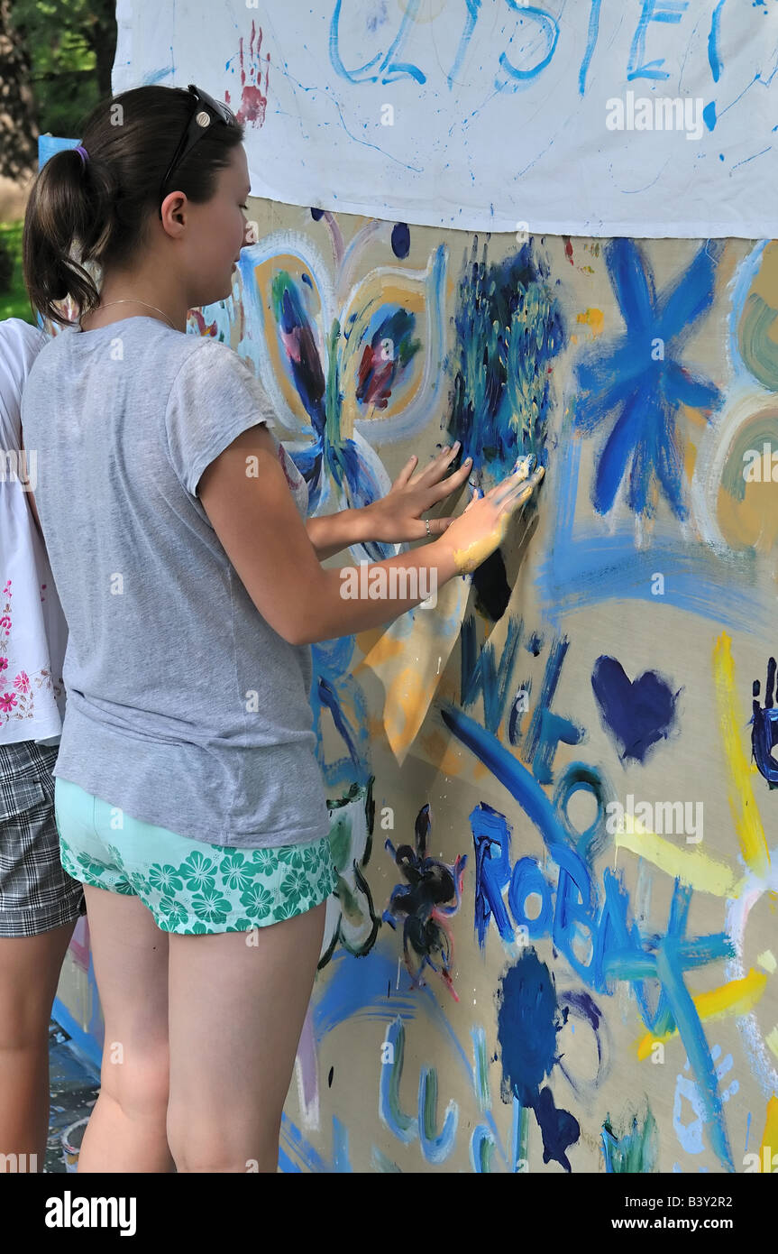 Peinture murale couleur adolescent heureux avec le vôtre part Banque D'Images