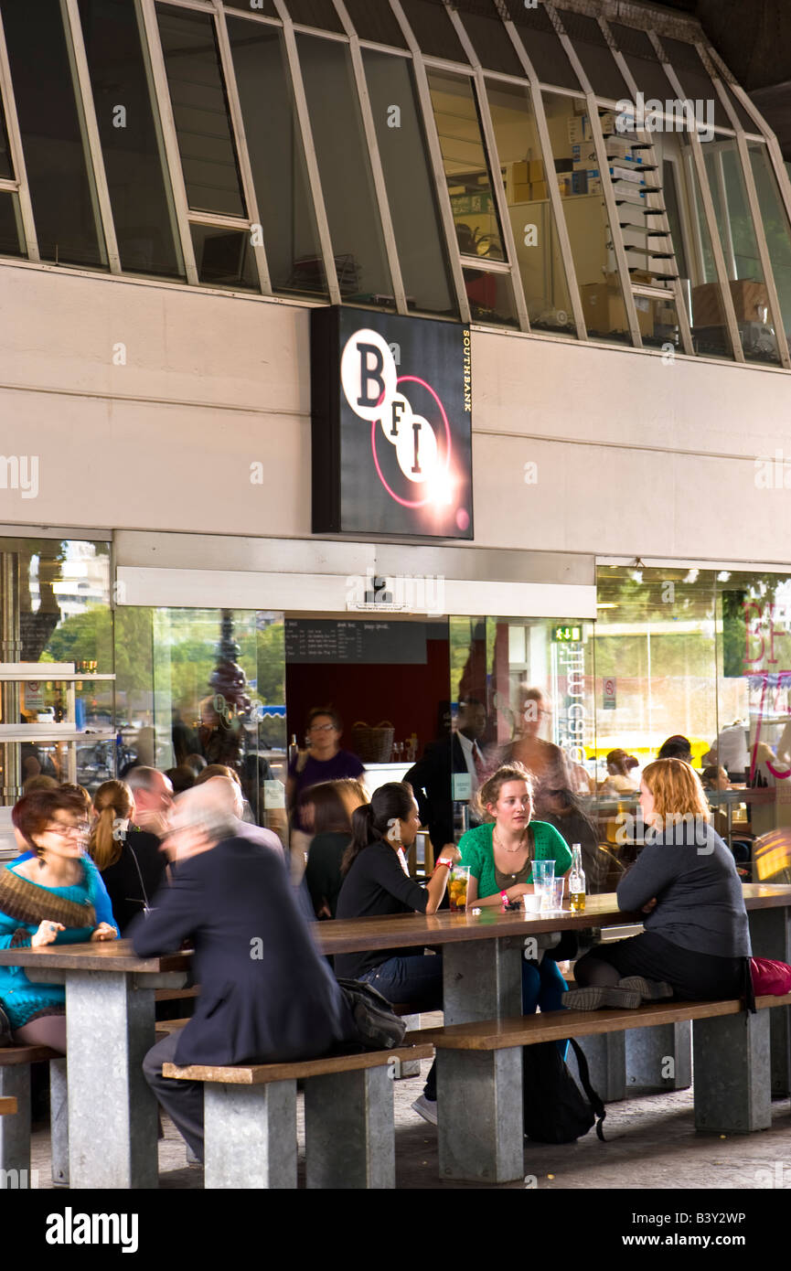 Les gens prenant un verre par British Film Institute Southbank London United Kingdom Banque D'Images