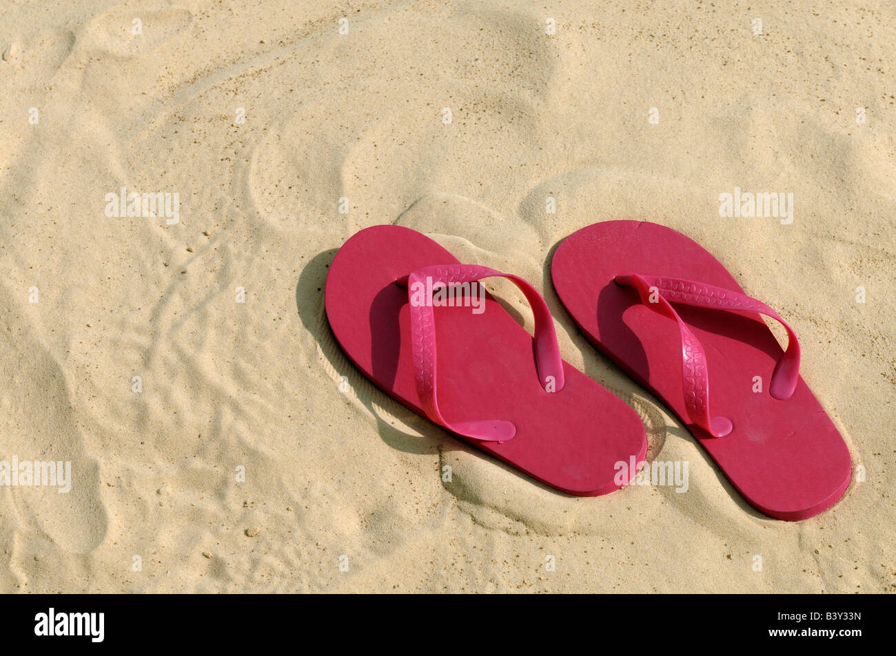 Tongs rose sur une plage Banque D'Images