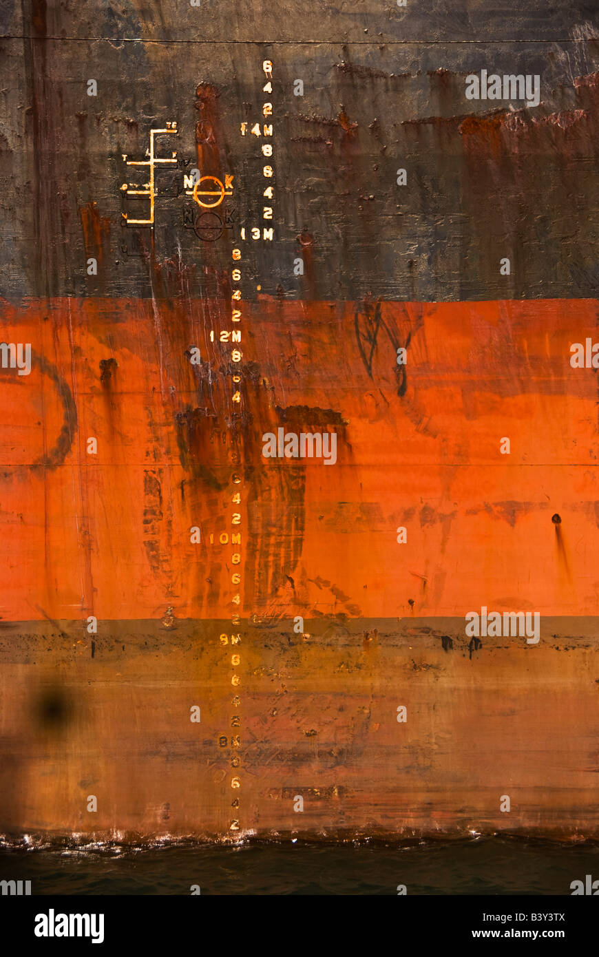 Projet de marques et ligne plimsoll sur coque de bateau Banque D'Images