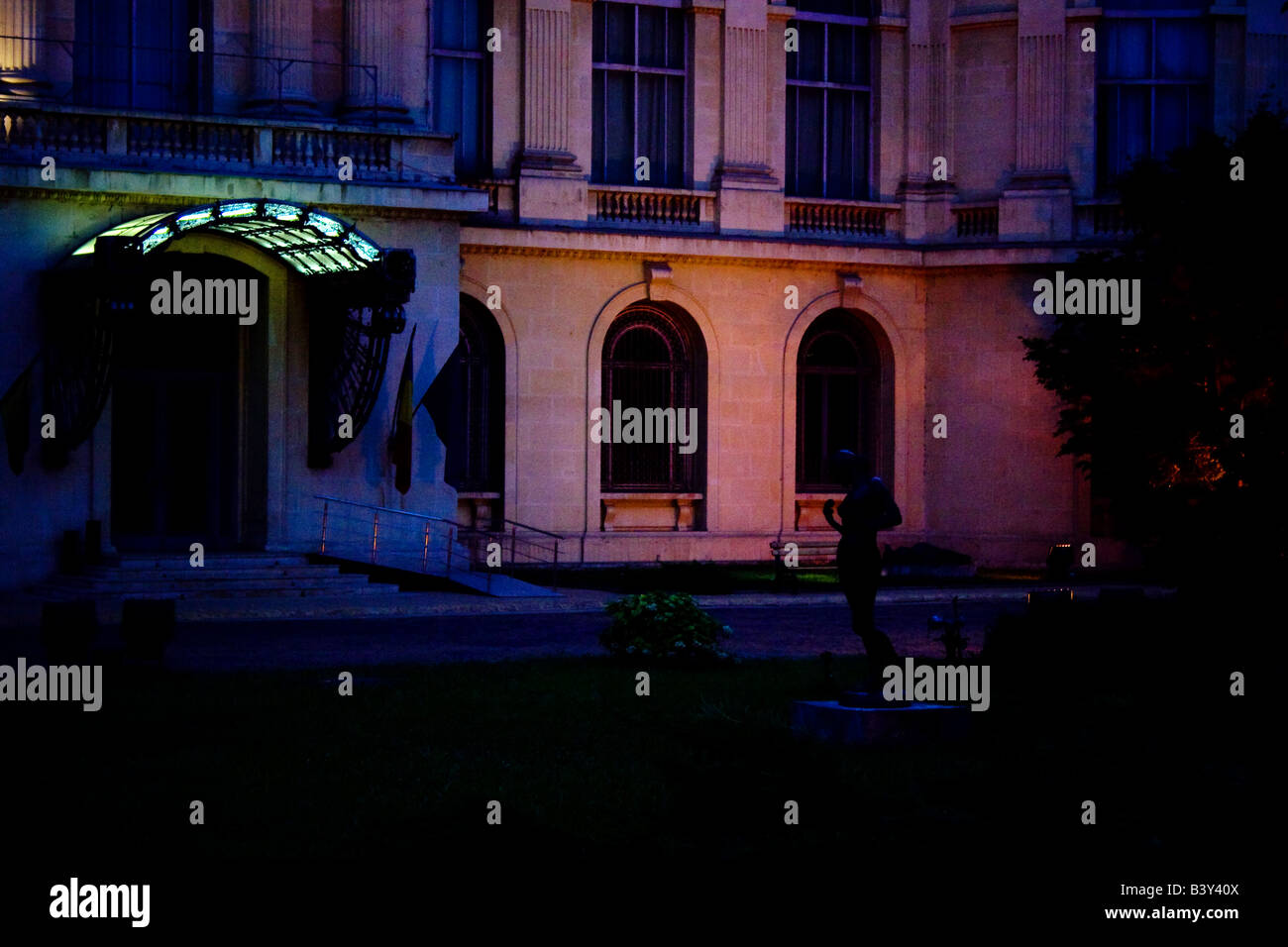 Roumanie BUCAREST, Musée National d'art entrée avant à la tombée de la statuaire montrant dans la pelouse Banque D'Images