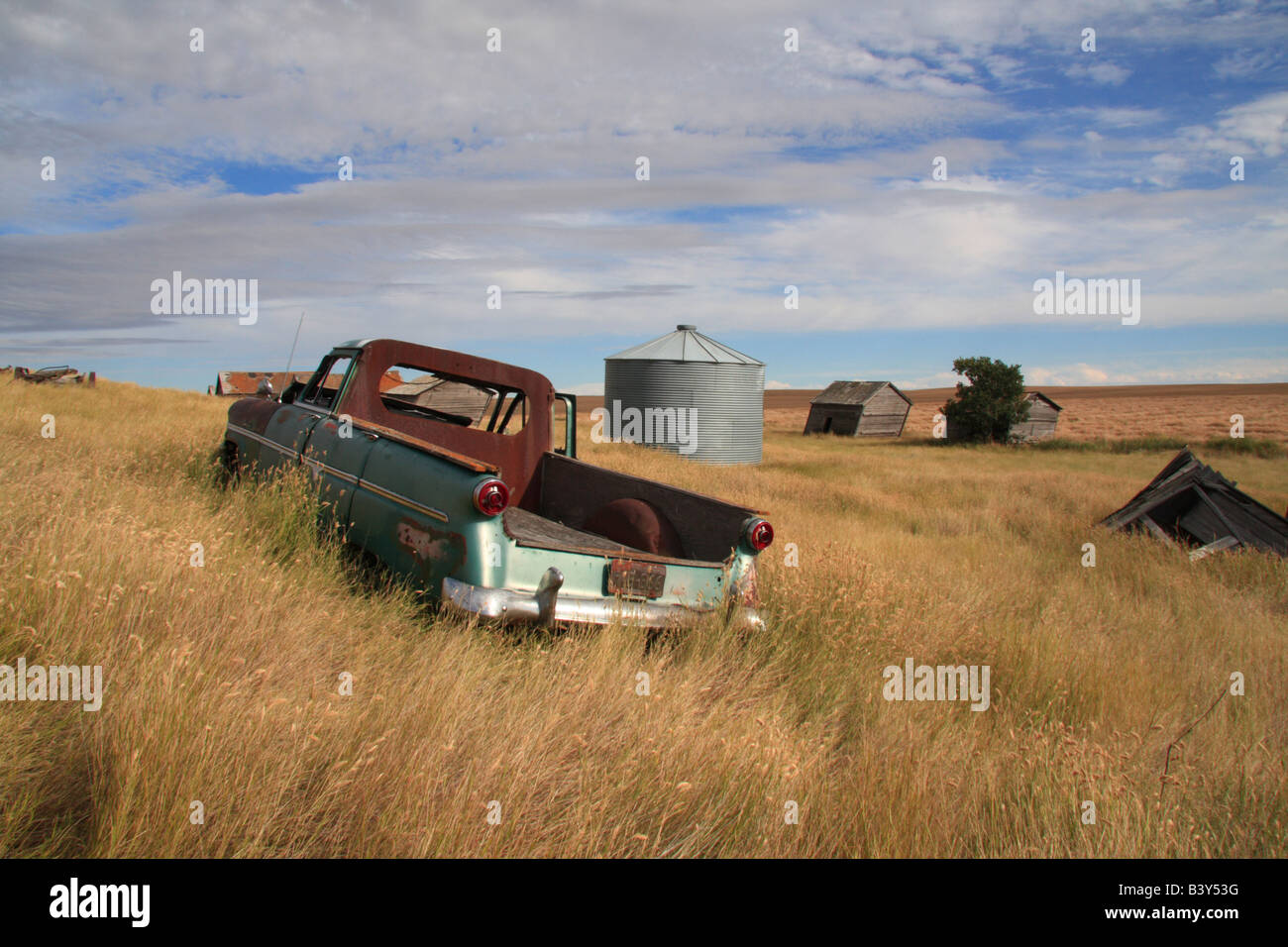 Ancien véhicule au milieu d'une terre agricole, en Saskatchewan Banque D'Images