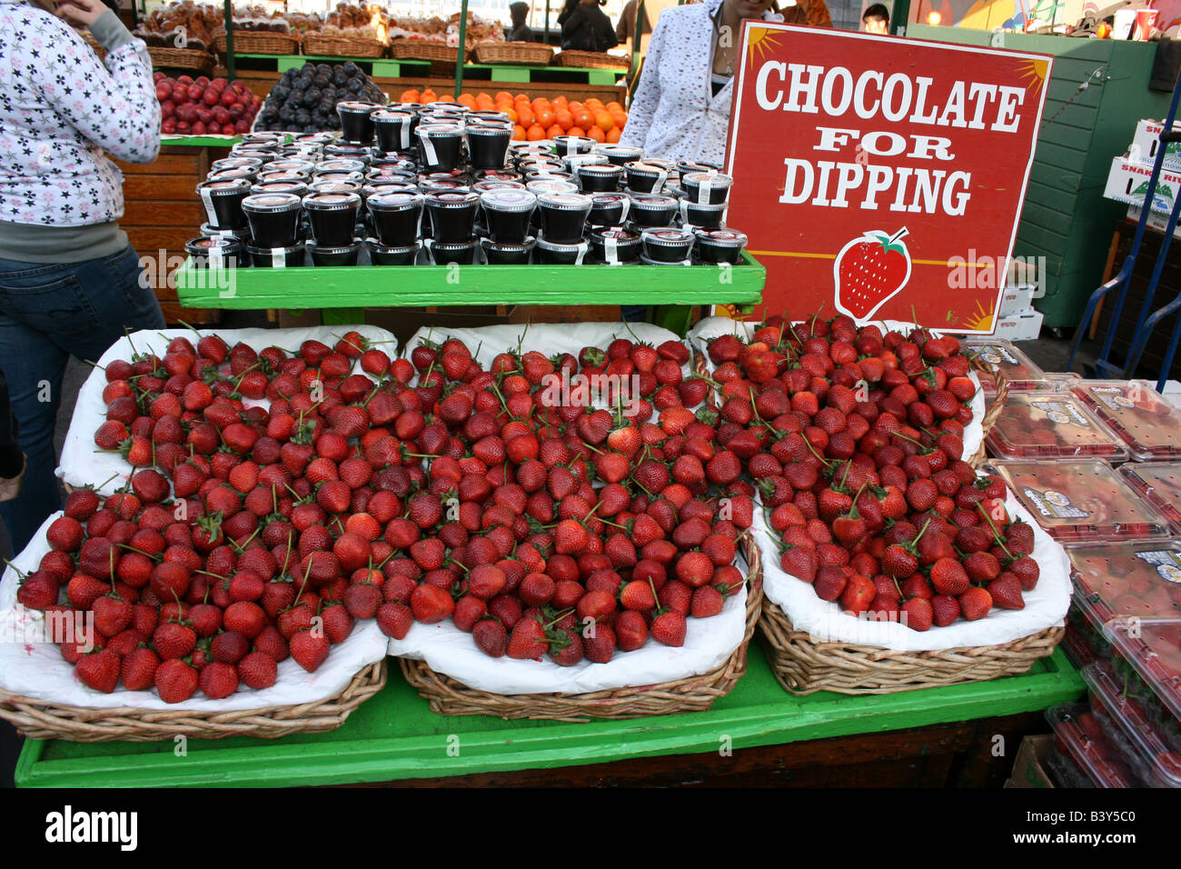 Stand extérieur grand frais de vente les fraises de Californie avec fraises sauce chocolat pour tremper en option Banque D'Images
