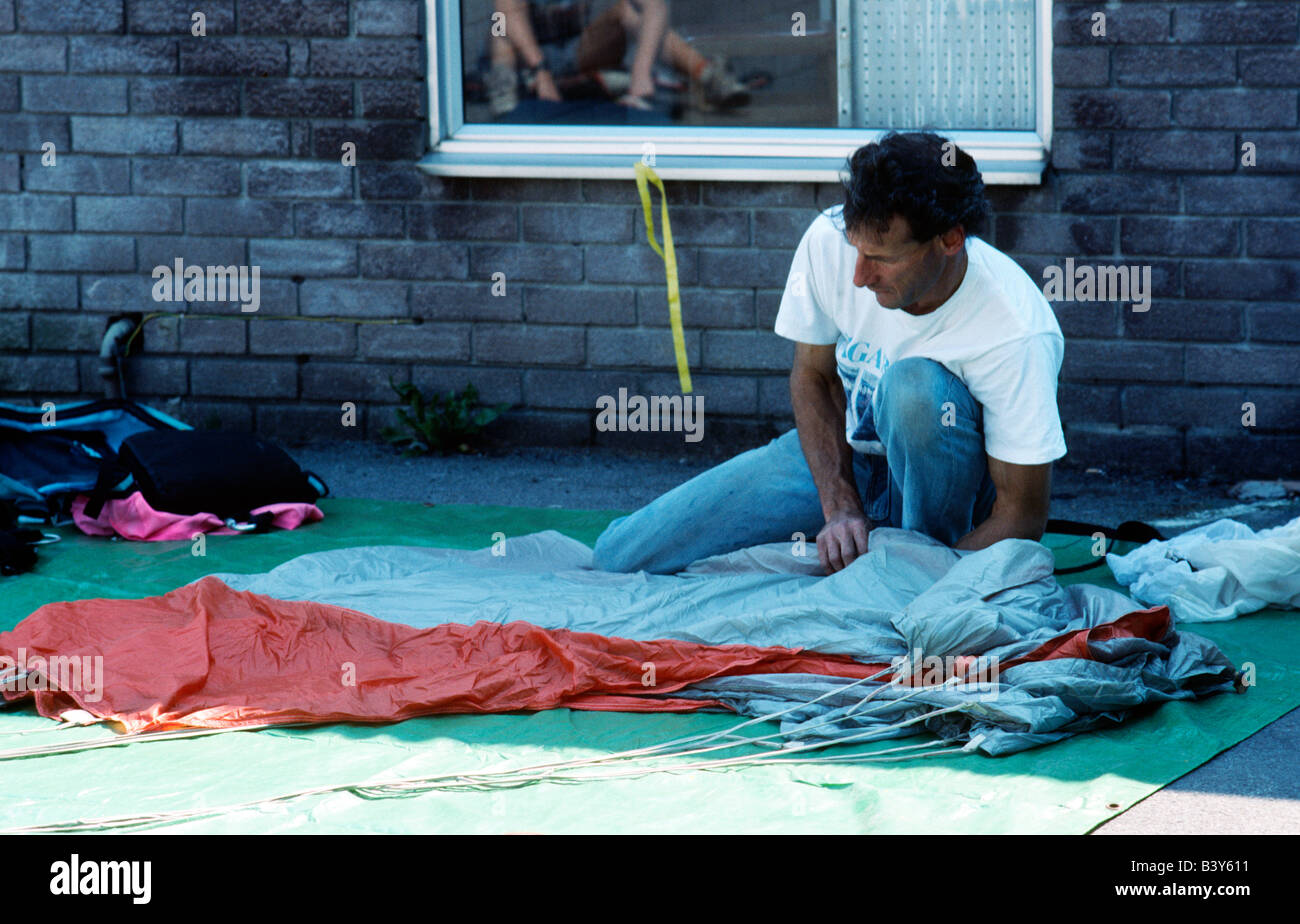 Mark Scott 165 Base de son emballage Base Jumping avant de sauter les gorges de Cheddar Banque D'Images