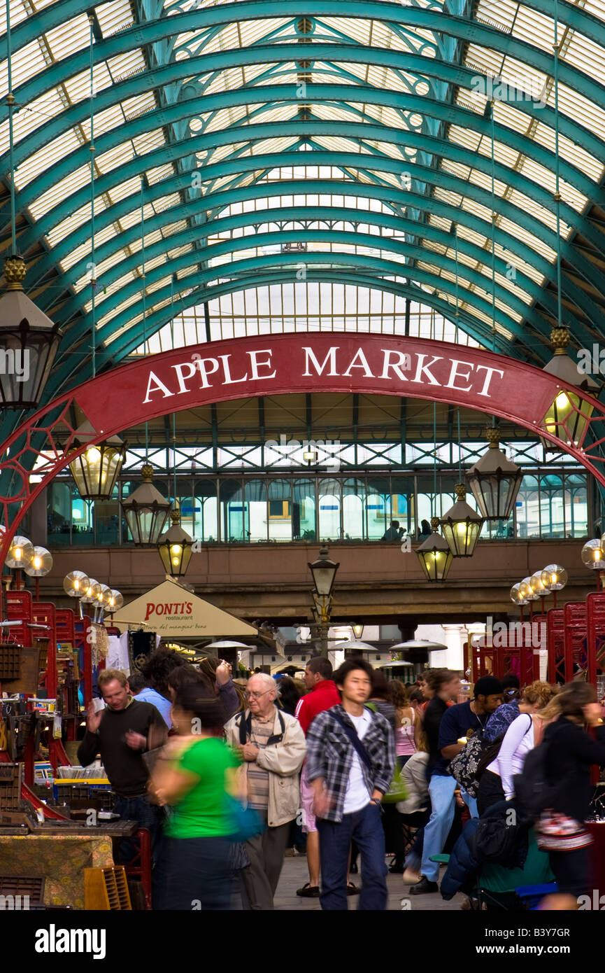 Les gens du shopping au marché Apple Coven Garden London United Kingdom Banque D'Images