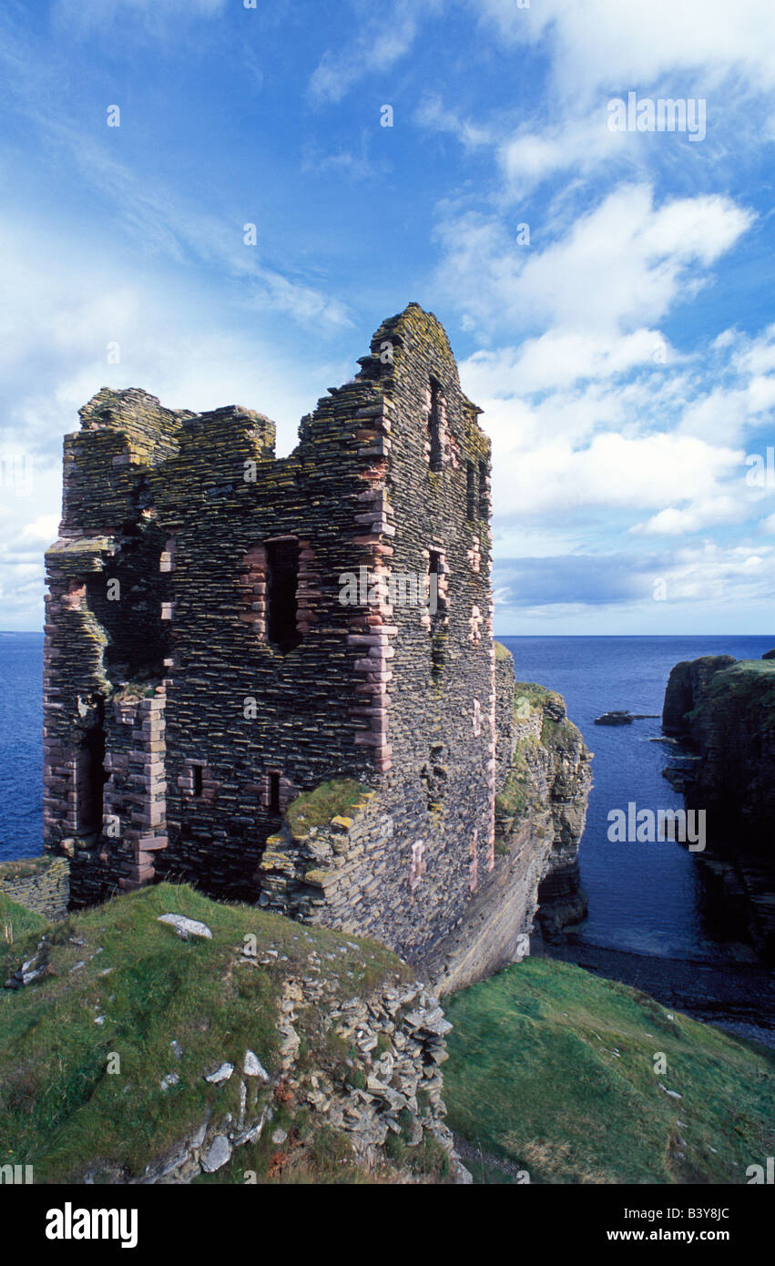 L'Écosse, Caithness. Les ruines du château de Château Sinclair Girnigoe & stand donnant sur la mer du Nord sur la côte de Caithness. Datant du quinzième et dix-septième siècles, ils étaient une fois la place forte pour les comtes de Caithness Banque D'Images