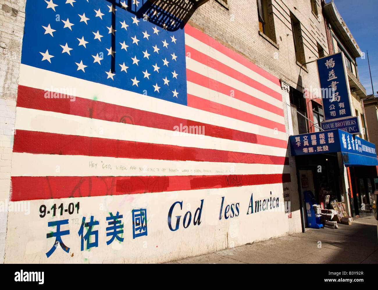 États-unis, Californie, San Francisco. Moins d'Amérique Dieu signe et drapeau américain peint sur mur dans Chinatown. Banque D'Images
