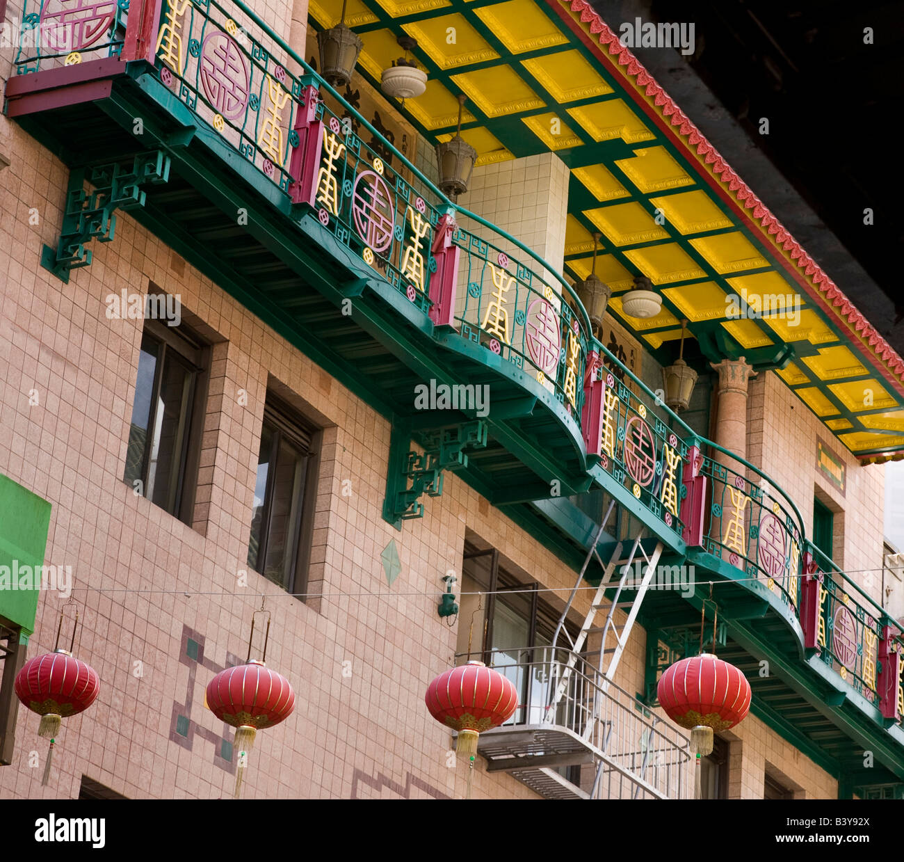 États-unis, Californie, San Francisco. Lanternes chinoises et balcon décoratif. Banque D'Images