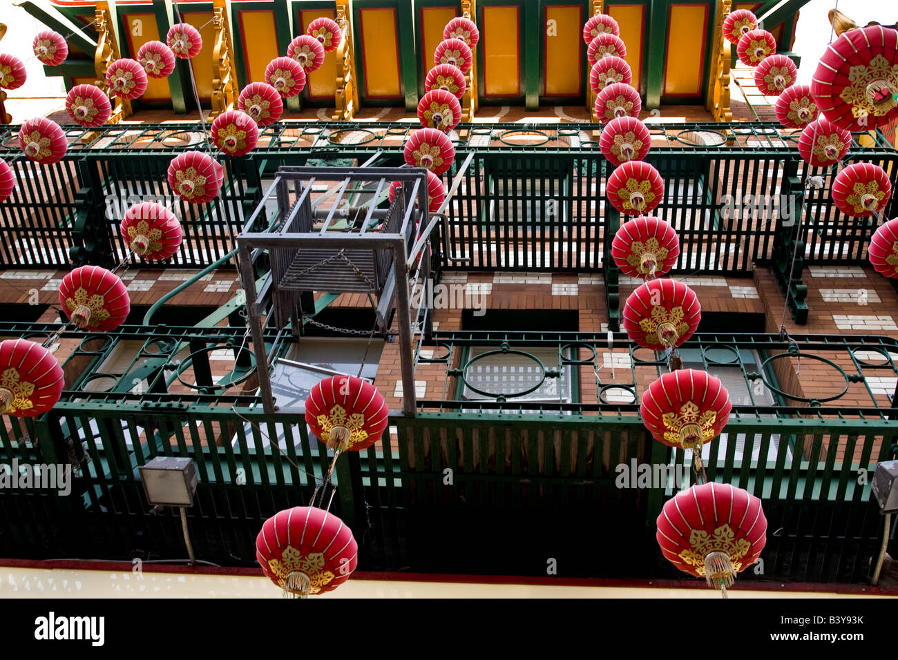 États-unis, Californie, San Francisco. Cordes de lampions rouge suspendue à un balcon. Banque D'Images