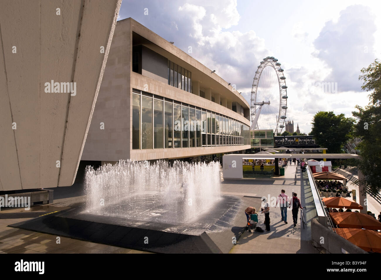 Fontaine par Royal Festival Hall Southbank London United Kingdom Banque D'Images