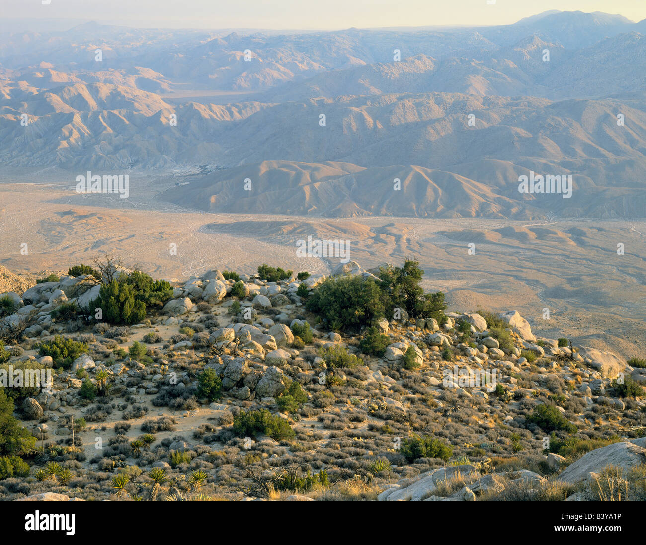 ANZA BORREGO DESERT STATE PARK, Californie. USA. Vue depuis le sommet du pic des baleines. Tierra Blanca Montagnes dans la distance. Banque D'Images