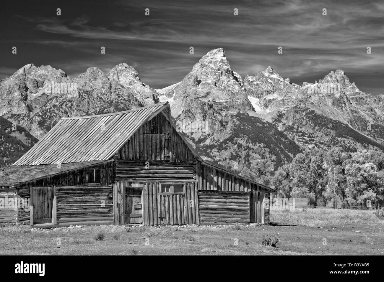 Grange et Teton Mountains avec la couleur de l'automne Parc National de Grand Teton WY Banque D'Images