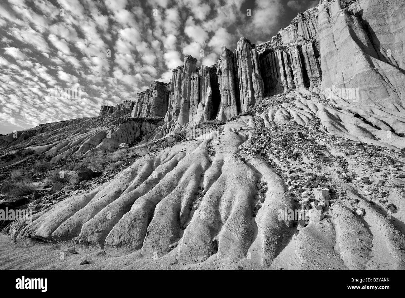 Falaise érodée avec puffy clouds Red Rock Canyon State Park en Californie Banque D'Images