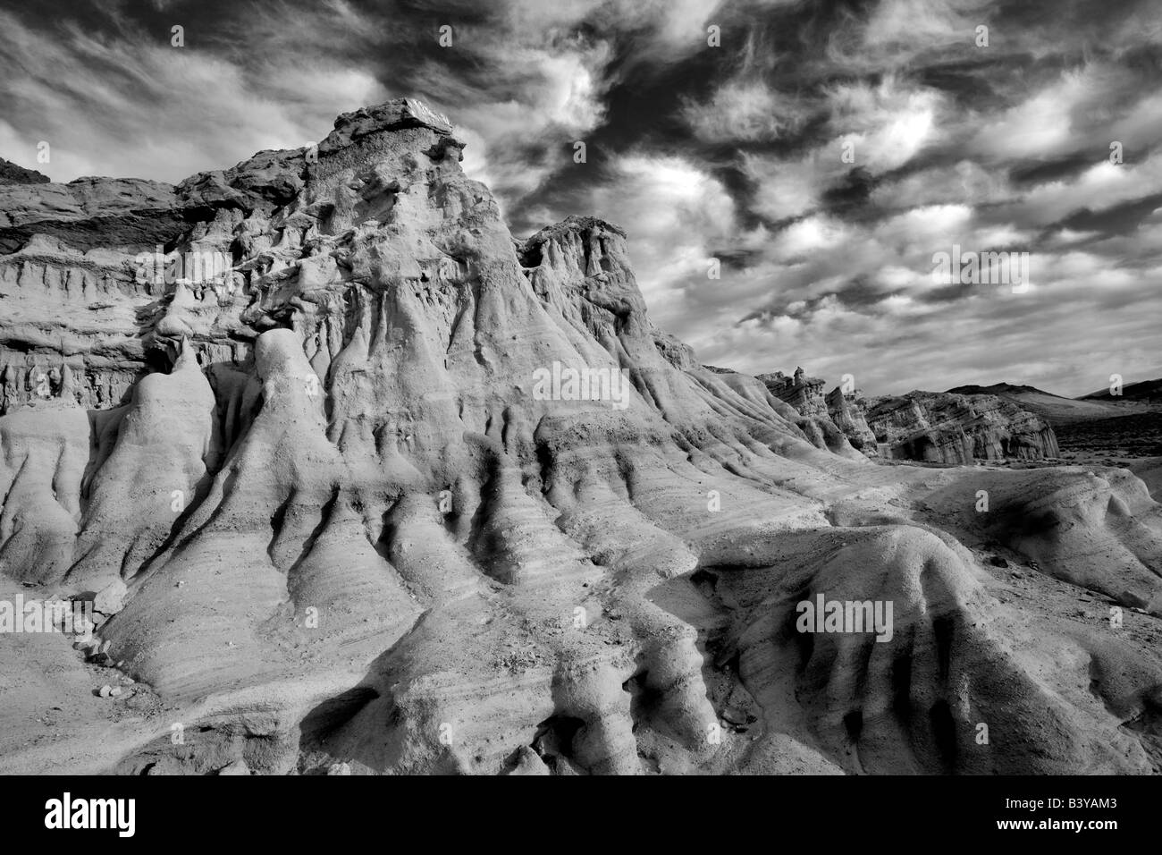 Les nuages gonflés et des rochers de grès colorés au Red Rock Canyon State Park en Californie Banque D'Images