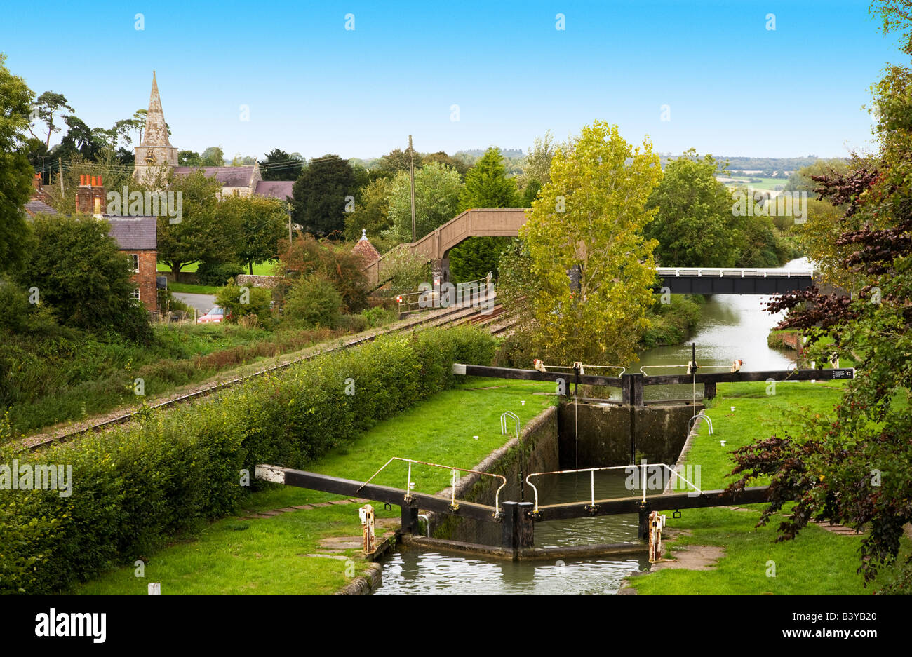 Verrou à peu Bedwyn sur le canal Kennet et Avon village avec église et dans la distance. Wiltshire, England, UK Banque D'Images