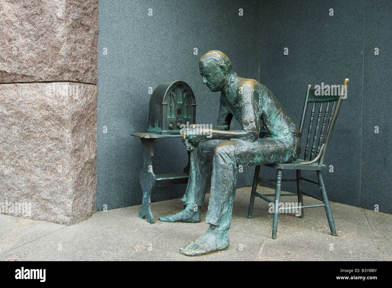 USA, Washington, D.C. Une sculpture d'un homme l'écoute d'une radio à la Franklin Delano Roosevelt Memorial. Banque D'Images