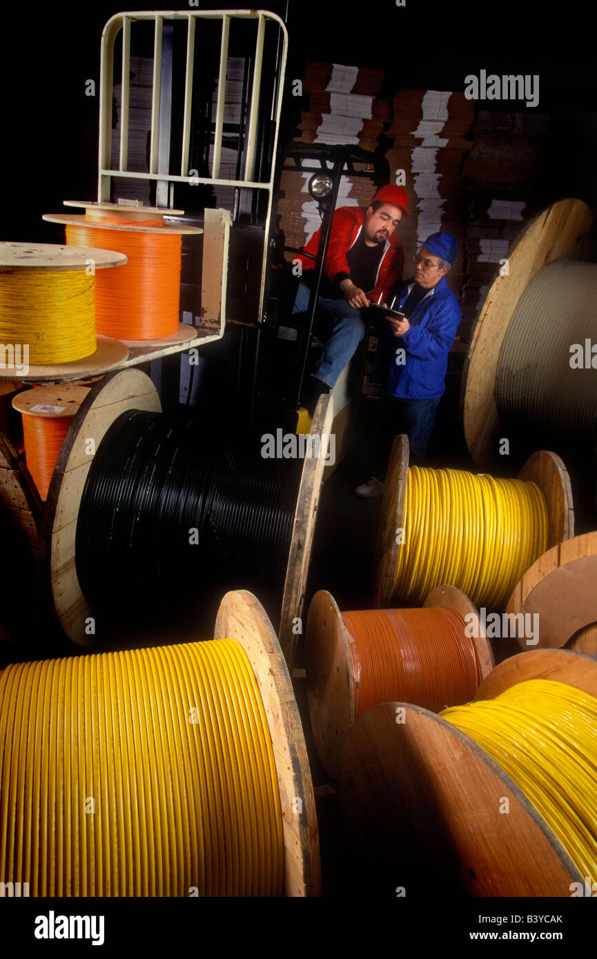 Les gestionnaires des travailleurs d'entrepôt de câble Banque D'Images