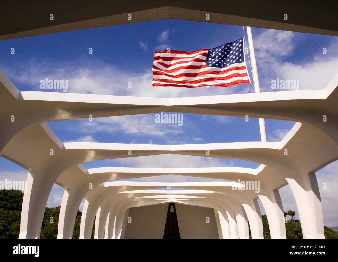 USA, Hawaii, Oahu. Drapeau américain en berne sur le USS Arizona Memorial National. Banque D'Images