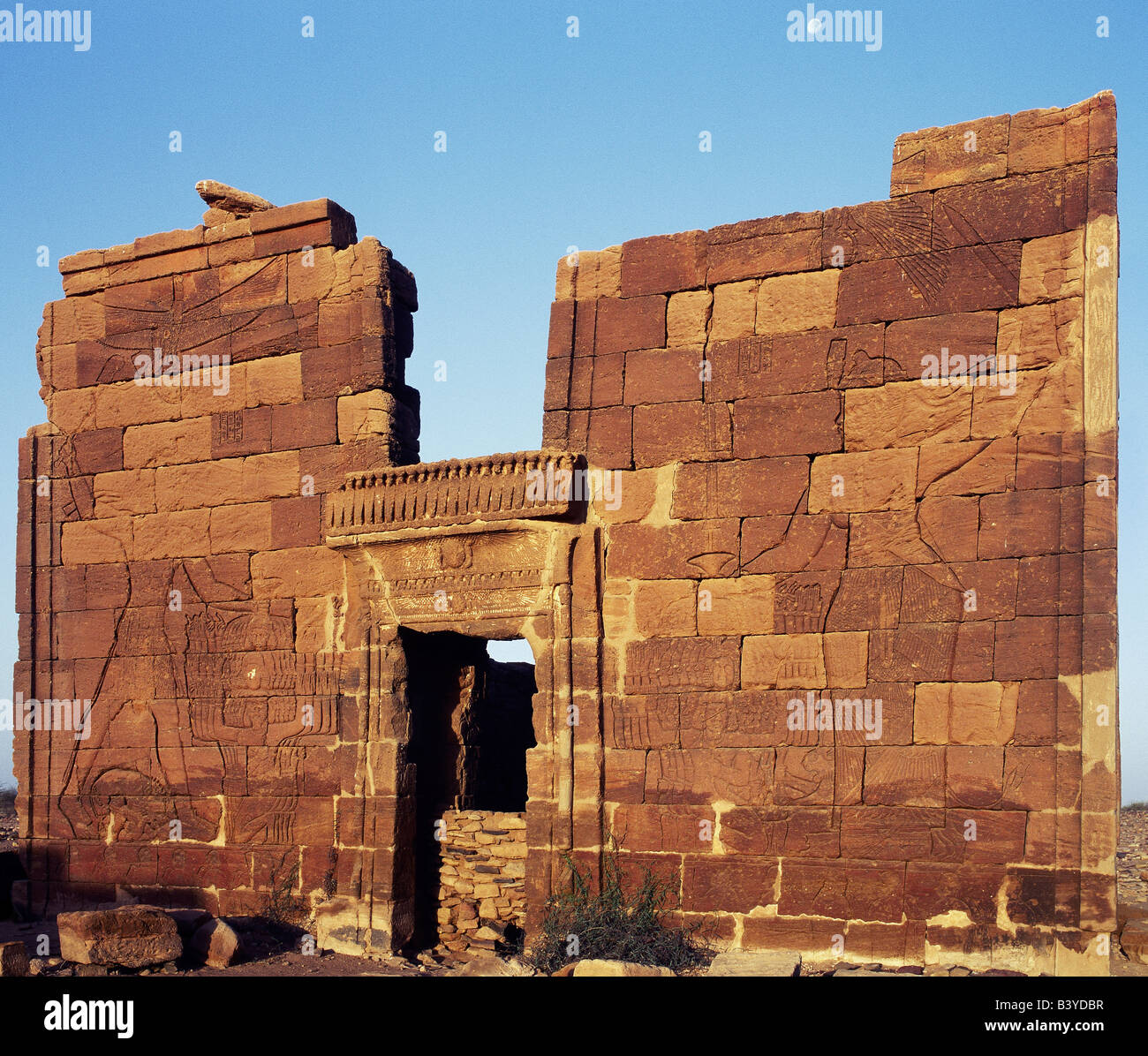 Soudan, Khartoum, Naga. Baigné dans la lumière du soleil tôt le matin avec une pleine lune encore évident dans le ciel, les ruines du Lion, temple dédié à l'Apademak Dieu Lion, est l'un des quatre temples situé à côté d'un oued à quelque 30 km de Naga le Nil. La gravure représente le roi et la Reine de tuer les prisonniers avec un lion sous le roi manger les victimes.découvert en 1821, les temples ont été datées entre 1BC et 1AD. Ils sont d'excellents exemples de l'architecture et l'Afro-Egyptian sont attribués à la culture Méroïtique qui ont fleuri à l'époque. Banque D'Images