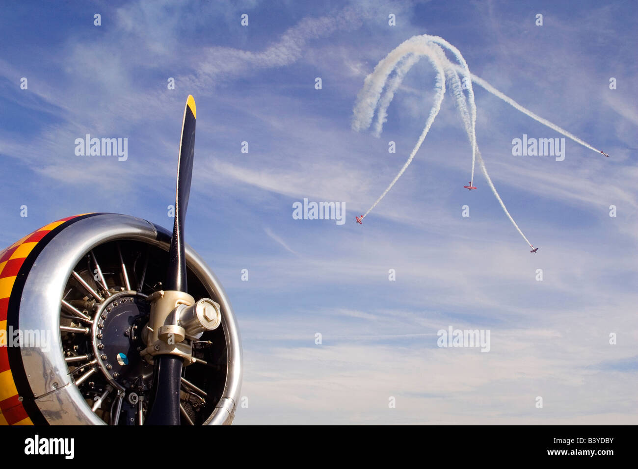 USA, Indiana, Indianapolis. Avions Stunt en action à l'air show avec des avions d'époque dans l'avant-plan. Banque D'Images