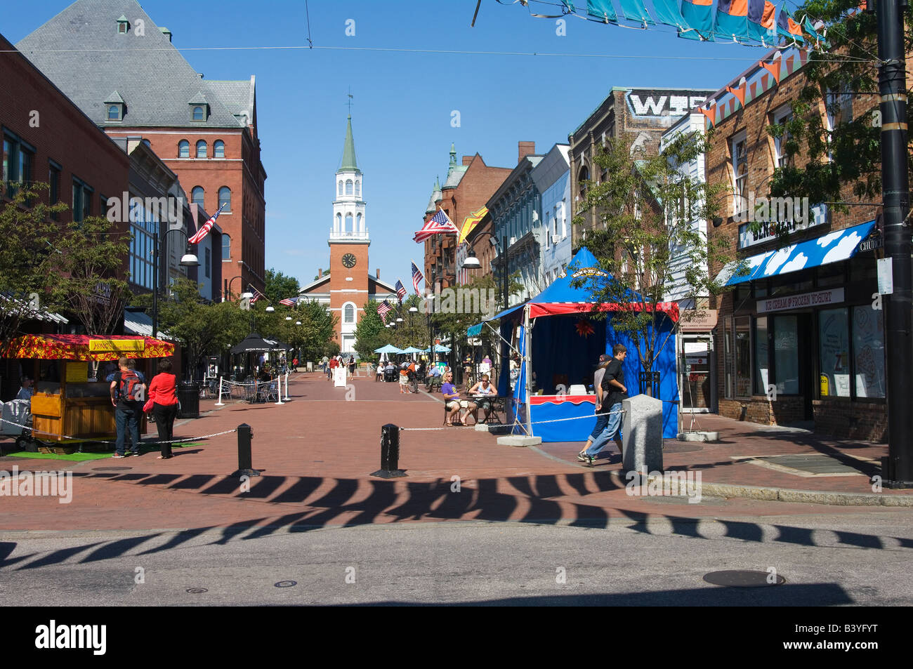 Church Street Marketplace à Burlington Vermont sur une journée ensoleillée d'automne avec magasins, cafés Editorial les piétons uniquement. Banque D'Images