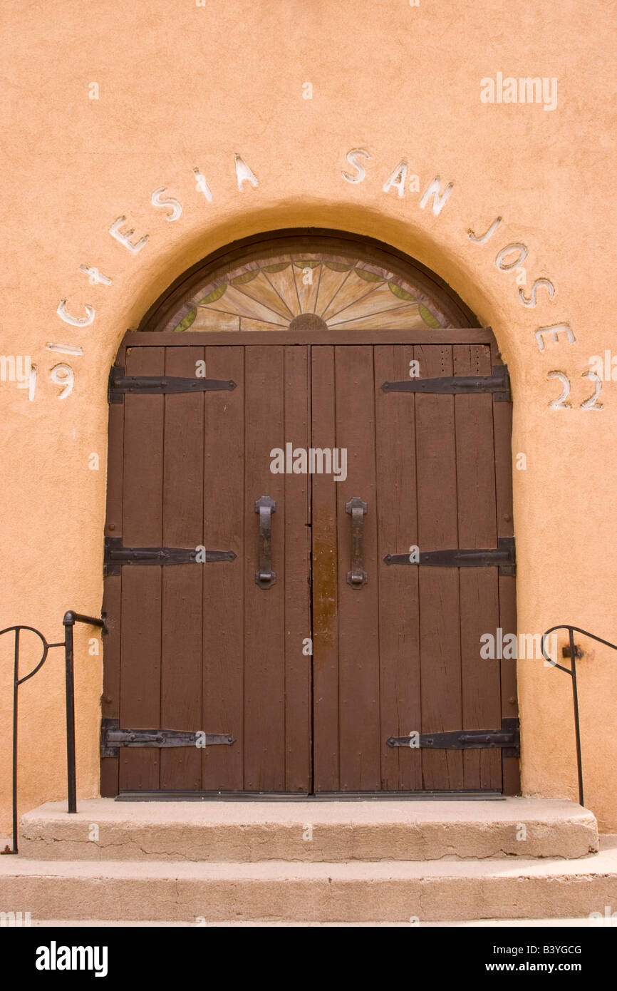 USA, Nouveau Mexique, Los Cerrillos. Porte d'entrée de l'église catholique Saint Joseph. Banque D'Images