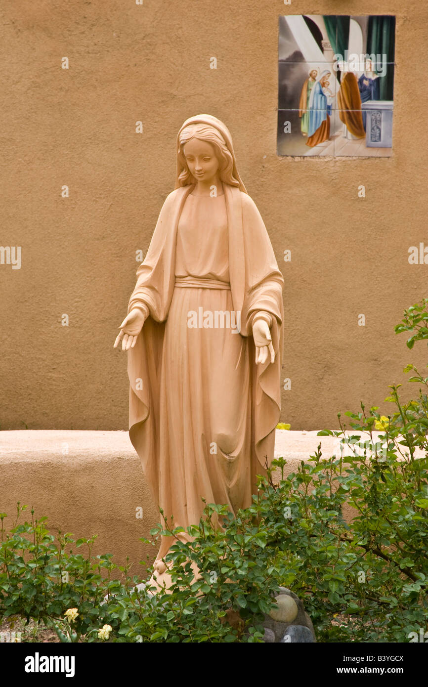 USA, Nouveau Mexique, Los Cerrillos. Statue dans le jardin de l'Église Catholique Saint-Joseph. Banque D'Images
