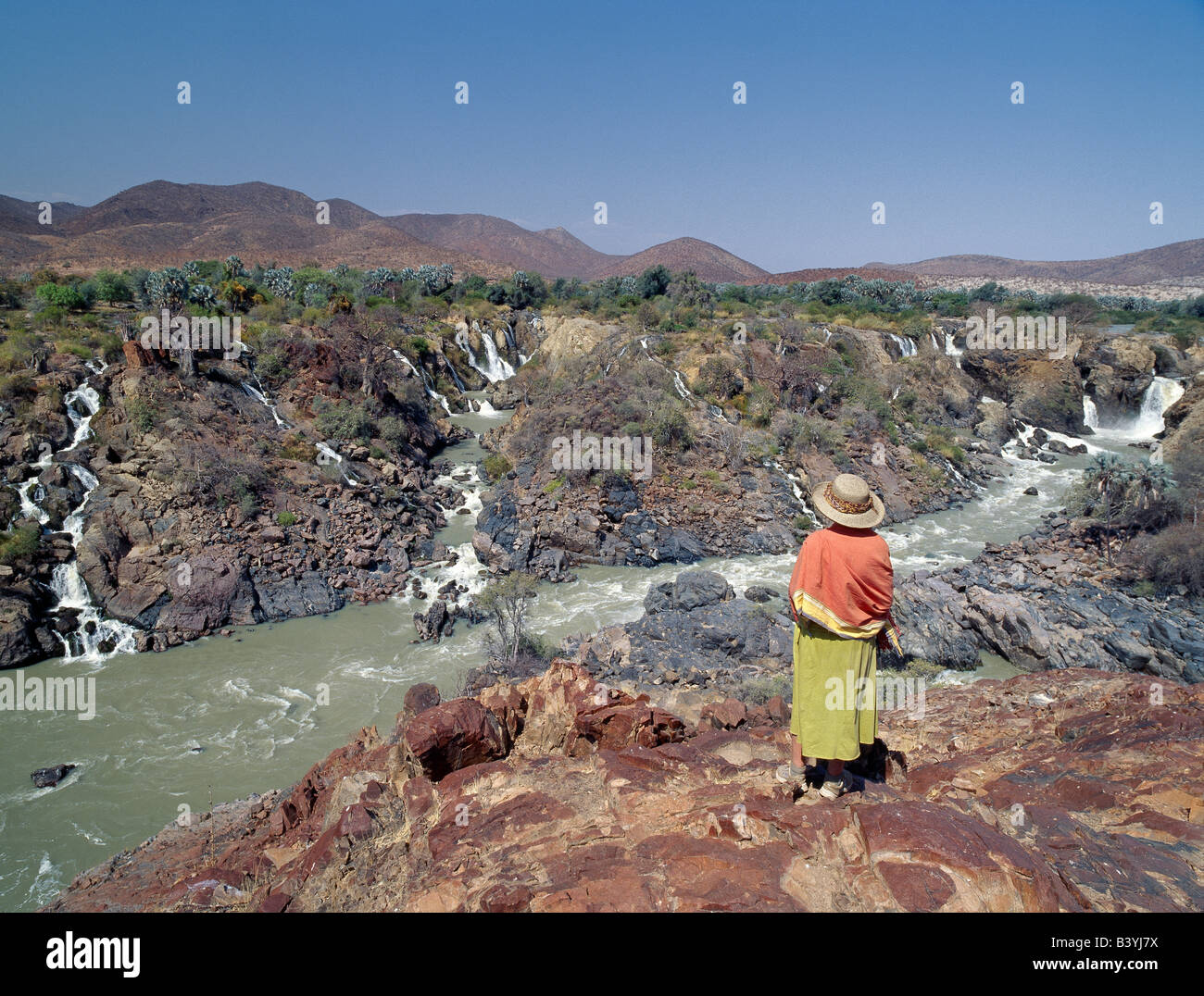 La Namibie, Kaokoland, Epupa. Epupa Falls dans le nord-ouest de la Namibie sauvage sont une série de voies parallèles où la rivière Kunene tombe à 60 mètres dans un kilomètre et demi. Dans cette région éloignée, la rivière forme la frontière entre l'Angola et la Namibie. Epupa '' dans la langue Herero local signifie "eaux chute'. Banque D'Images